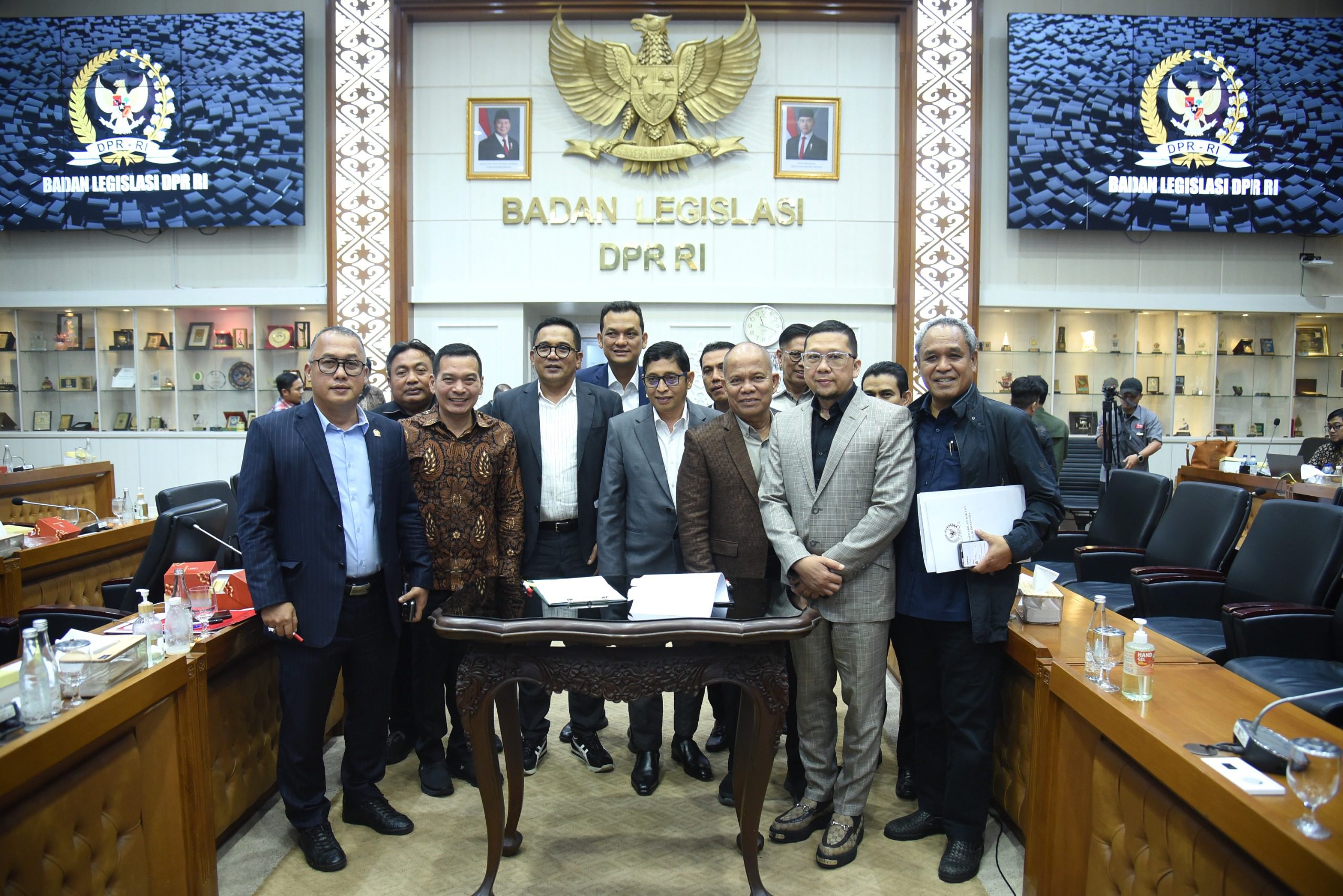 Pimpinan serta Anggota Badan Legislasi DPR RI usai rapat pleno Pengambilan keputusan atas hasil Penyusunan RUU tentang Perubahan Ketiga atas Undang-Undang Nomor 4 Tahun 2009 tentang Mineral dan Batubara di Senayan, Senin malam (20/1/2025). Foto: Geraldi/vel.