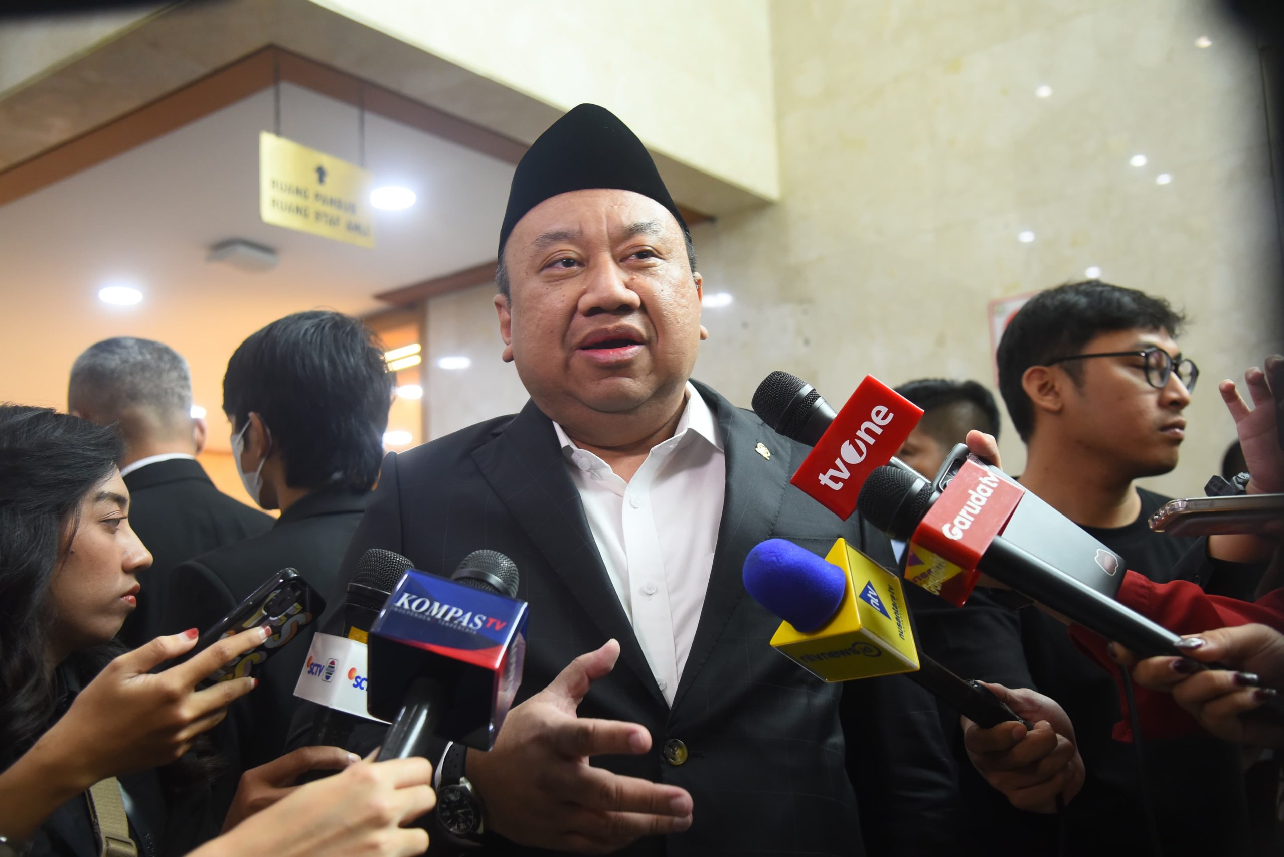 Wakil Ketua Komisi X DPR RI Lalu Hadrian Irfani, saat diwawancarai di Gedung DPR RI, Senayan, Jakarta, Kamis (23/1/2024). Foto: Runi/vel.