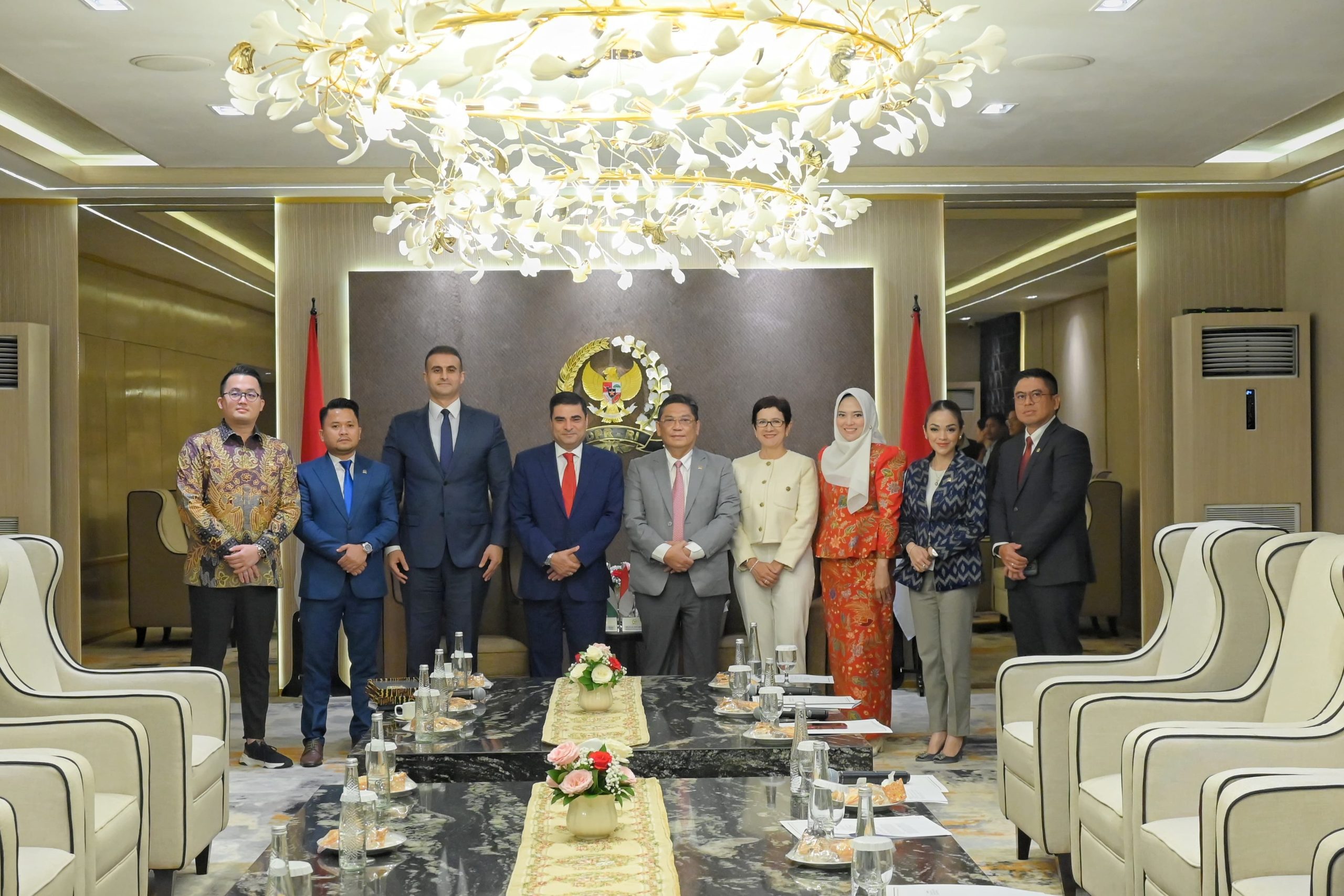 Ketua Komisi I DPR RI, Utut Adianto, dalam foto bersama usai menerima kunjungan kehormatan (courtesy call) dari Duta Besar Yordania, Sudqi Al Omoush, di Ruang Delegasi, Senin (20/1/2025). Foto: Mentari/vel.