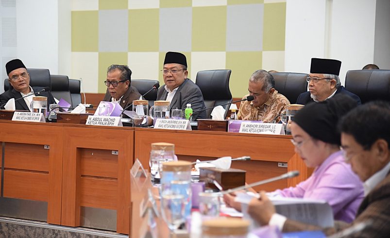 Wakil Ketua Komisi VIII DPR RI sekaligus Ketua Panja Biaya Penyelenggaraan Ibadah Haji (BPIH) Abdul Wachid saat membacakan Laporan Hasil Pembahasan Panja BPIH di Gedung Nusantara II, DPR RI, Senayan, Jakarta, Senin (06/01/2024). Foto : Arief/Andri.