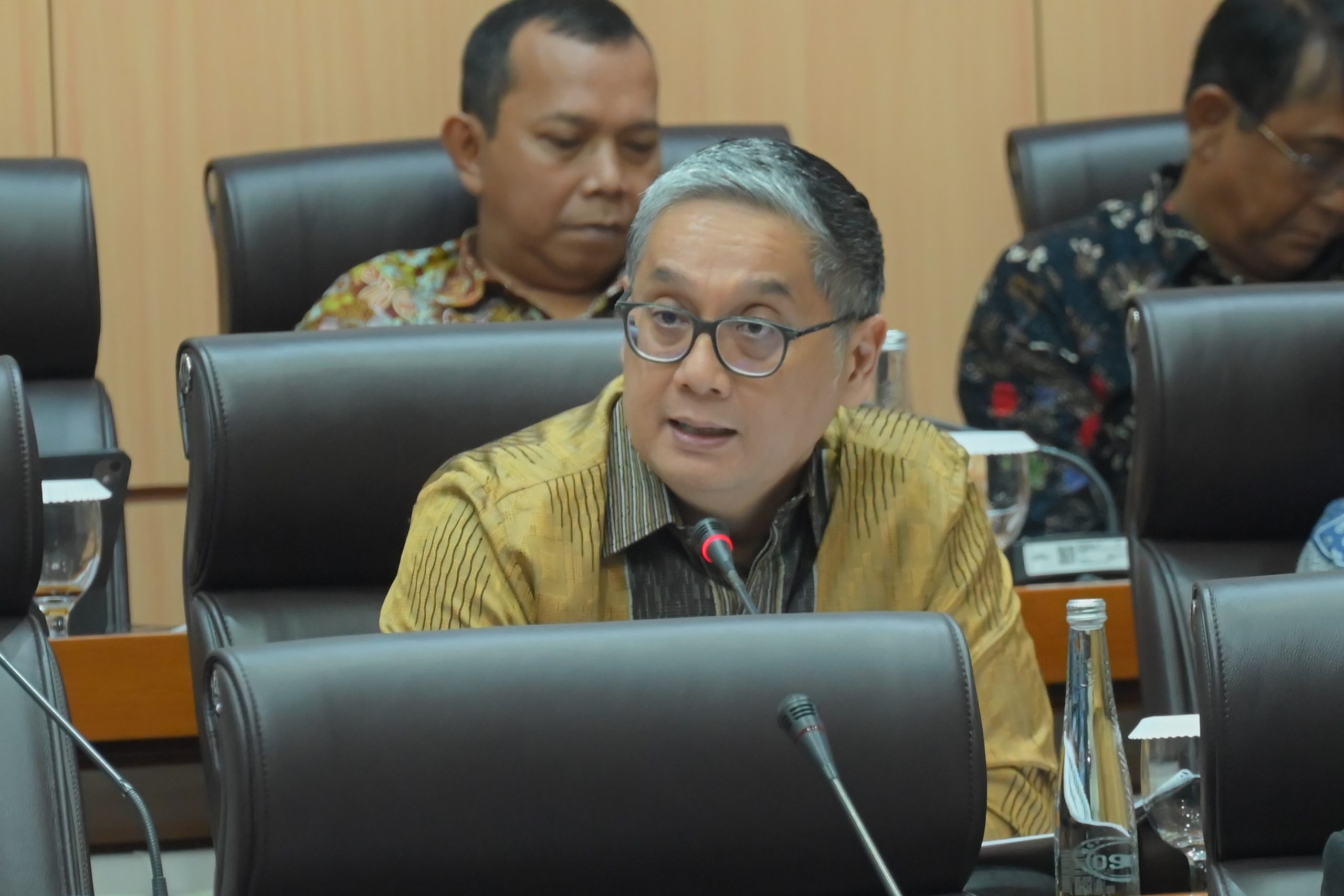 Anggota Komisi VII DPR RI, Putra Nababan, saat mengikuti Rapat Dengar Pendapat Umum (RDPU) antara Komisi VII DPR RI dengan Badan Standardisasi Nasional (BSN), LPP RRI, LPP TVRI, dan LKBN ANTARA, di Senayan, Rabu (12/2/2025). Foto: Mentari/vel.