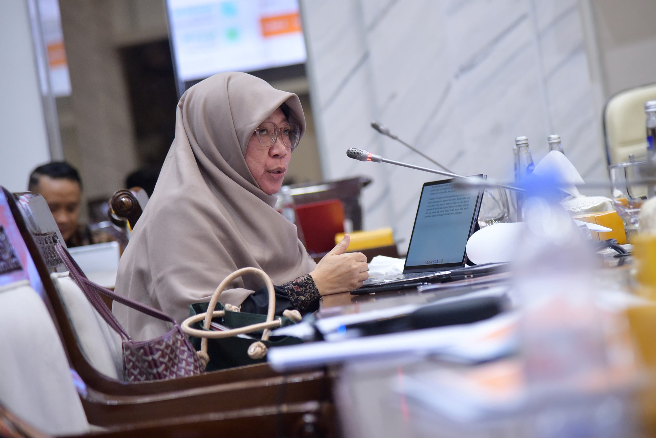 Anggota Komisi XI DPR RI, Anis Byarwati, saat mengikuti rapat dengan Direktur Utama Badan Layanan Umum Lembaga Pengelola Dana Pendidikan (BLU LPDP). Foto: Munchen/vel.