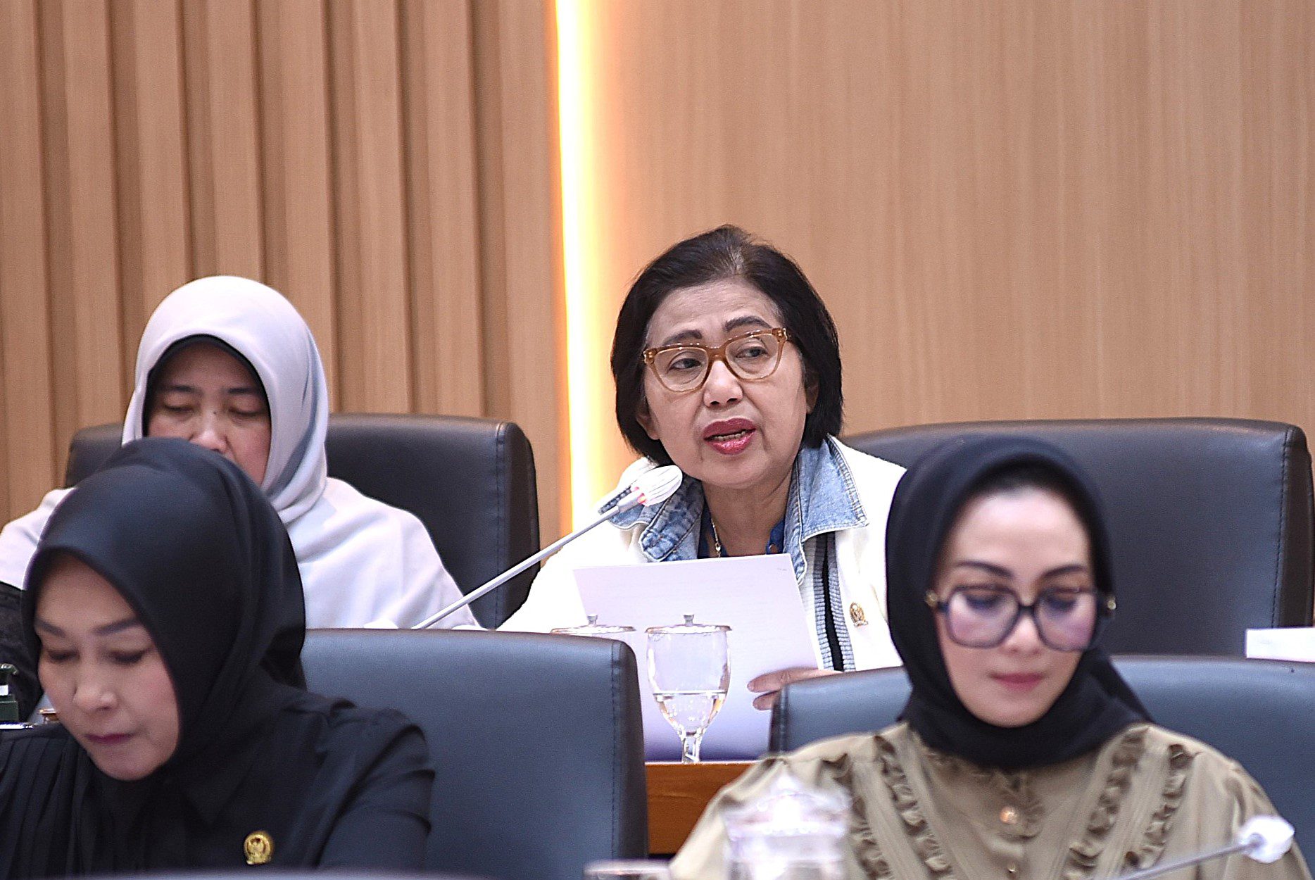 Anggota Komisi IX DPR RI, Irma Suryani Chaniago dalam rapat kerja Komisi IX DPR RI dengan Menteri Kesehatan dan BPJS Kesehatan di ruang rapat Komisi IX DPR RI, Senayan, Jakarta, Selasa (11/2/2025). Foto : Geraldi/Andri.