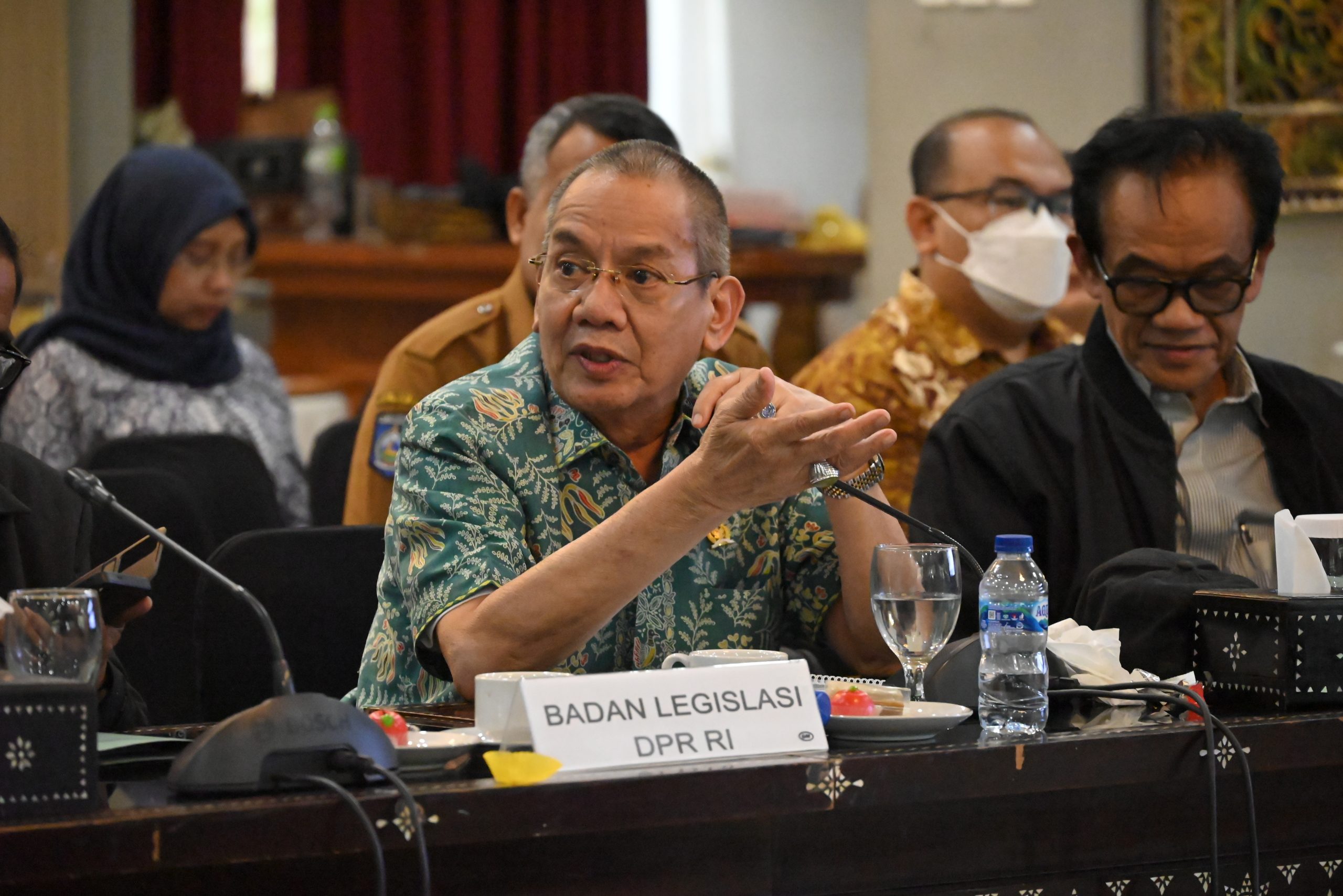 Anggota Badan Legislasi (Baleg) DPR RI, Longki Djanggola, saat mengikuti Kunjungan Kerja Baleg DPR RI dalam rangka penyusunan RUU Perubahan Ketiga atas UU Nomor 18 Tahun 2017 tentang Pelindungan Pekerja Migran Indonesia di Mataram, Lombok, Senin (24/2/2025). Foto: Hira/vel.