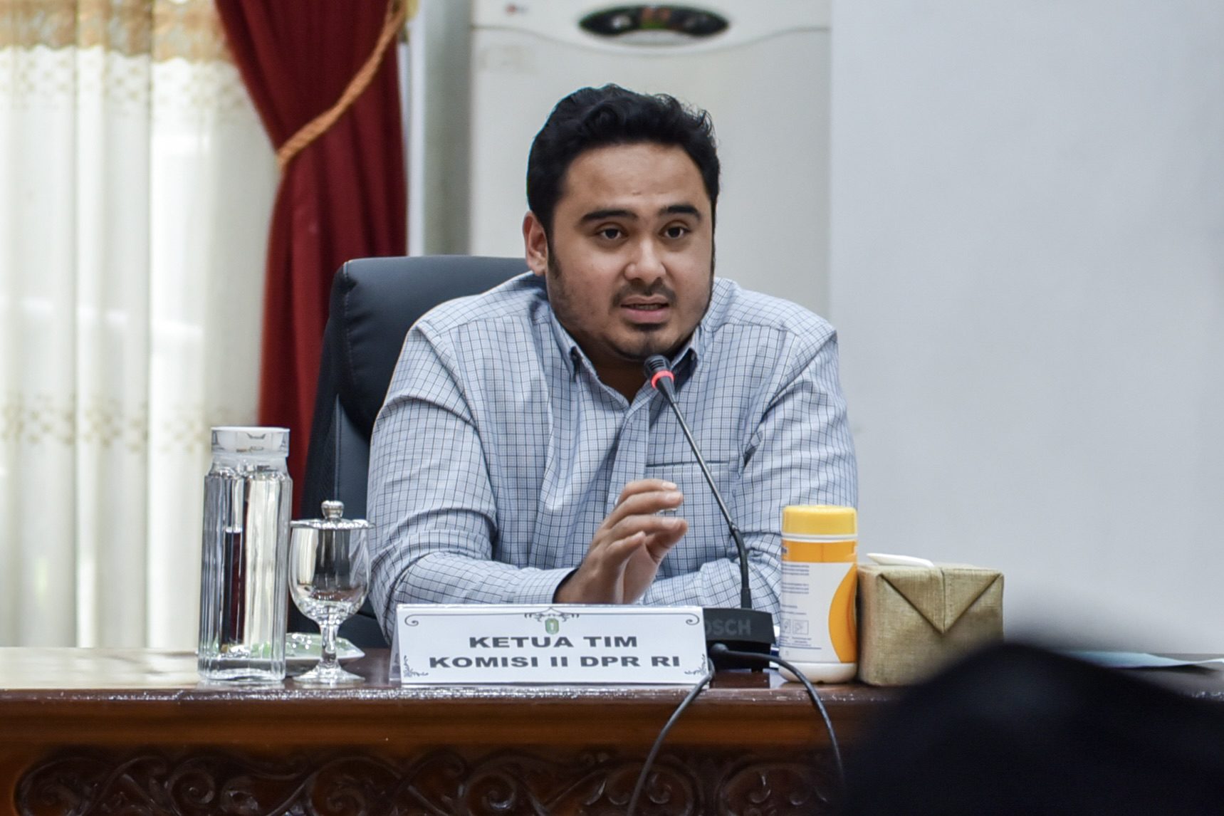 Anggota Komisi II DPR, Ahmad Irawan, saat memimpin pertemuan kunjungan kerja spesifik ke Pontianak, Kalimantan Barat (Kalbar), Kamis (13/2/2025). Foto: Safitri/vel.