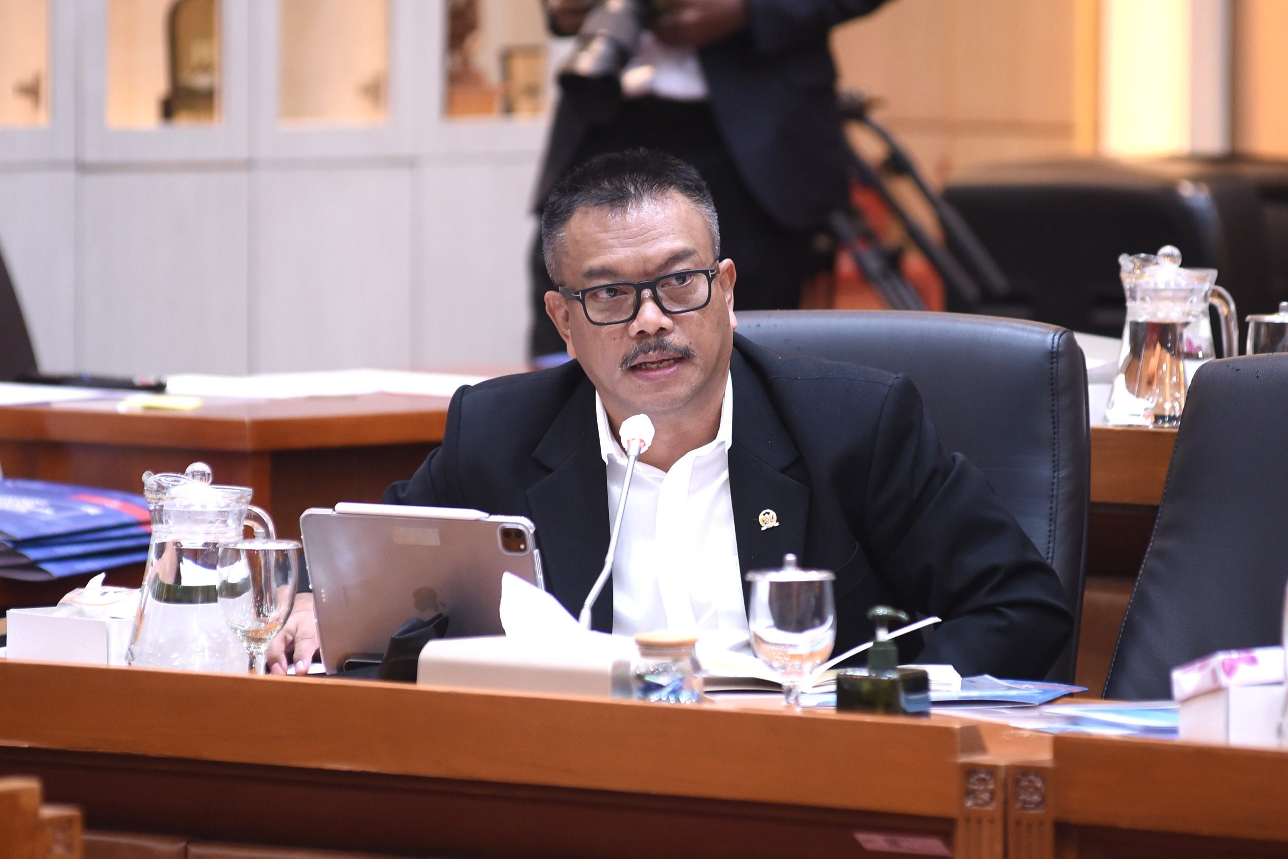 Anggota Komisi IX DPR RI Edy Wuryanto, saat mengikuti rapat kerja Komisi IX bersama Sekjen Kemenaker di Gedung Nusantara I, DPR RI, Senayan, Jakarta, Selasa (18/02/2025). Foto: Geraldi/vel.