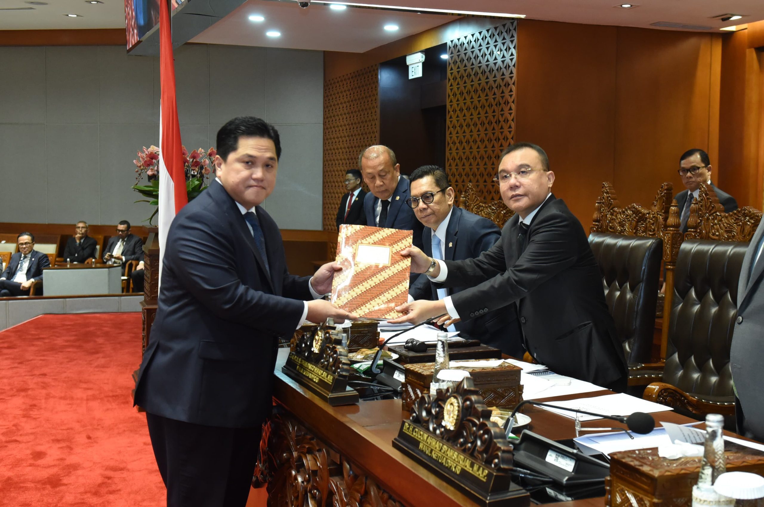 Wakil Ketua DPR RI Sufmi Dasco Ahmad, bersama Menteri BUMN Erick Thohir, usai mengesahkan Rancangan Undang-Undang (RUU) Perubahan Ketiga atas Undang-Undang Nomor 19 Tahun 2003 tentang Badan Usaha Milik Negara (BUMN) menjadi undang-undang dalam Rapat Paripurna DPR RI, Selasa (4/2/2025). Foto: Jaka/vel.