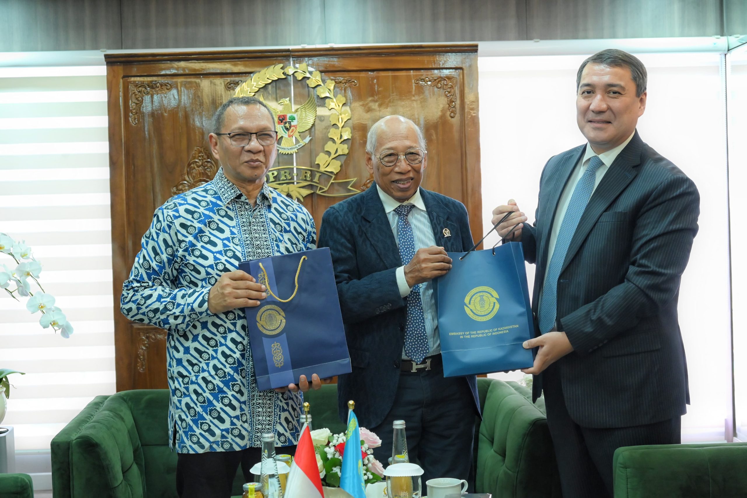 Anggota GKSB Kazakhstan DPR RI Muhammad Husni bersama I Wayan Sudirta, usai melakukan pertemuan dengan Dubes Kazakhstan untuk Indonesia H.E Serzhan Abdykarimov, Senin (24/2/2025). Foto: Mentari/vel.