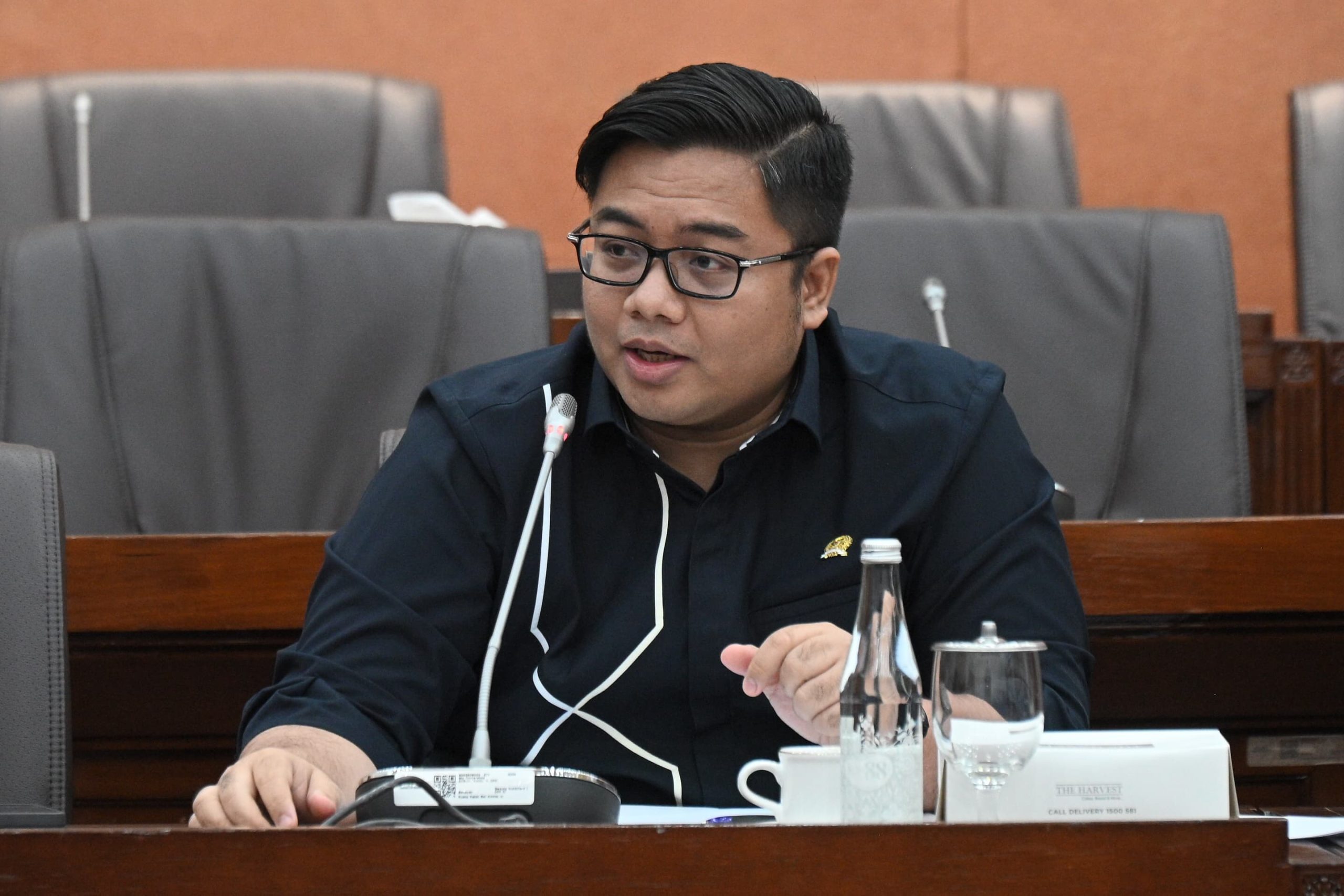 Anggota Komisi VI DPR RI, Kawendra Lukistian dalam agenda Rapat Dengar Pendapat Komisi VI DPR RI dengan Dewan Pimpinan Pusat FSPAI di Gedung Nusantara I, Senayan, Jakarta, Senin (10/2/2025). Foto : Farhan/Andri.