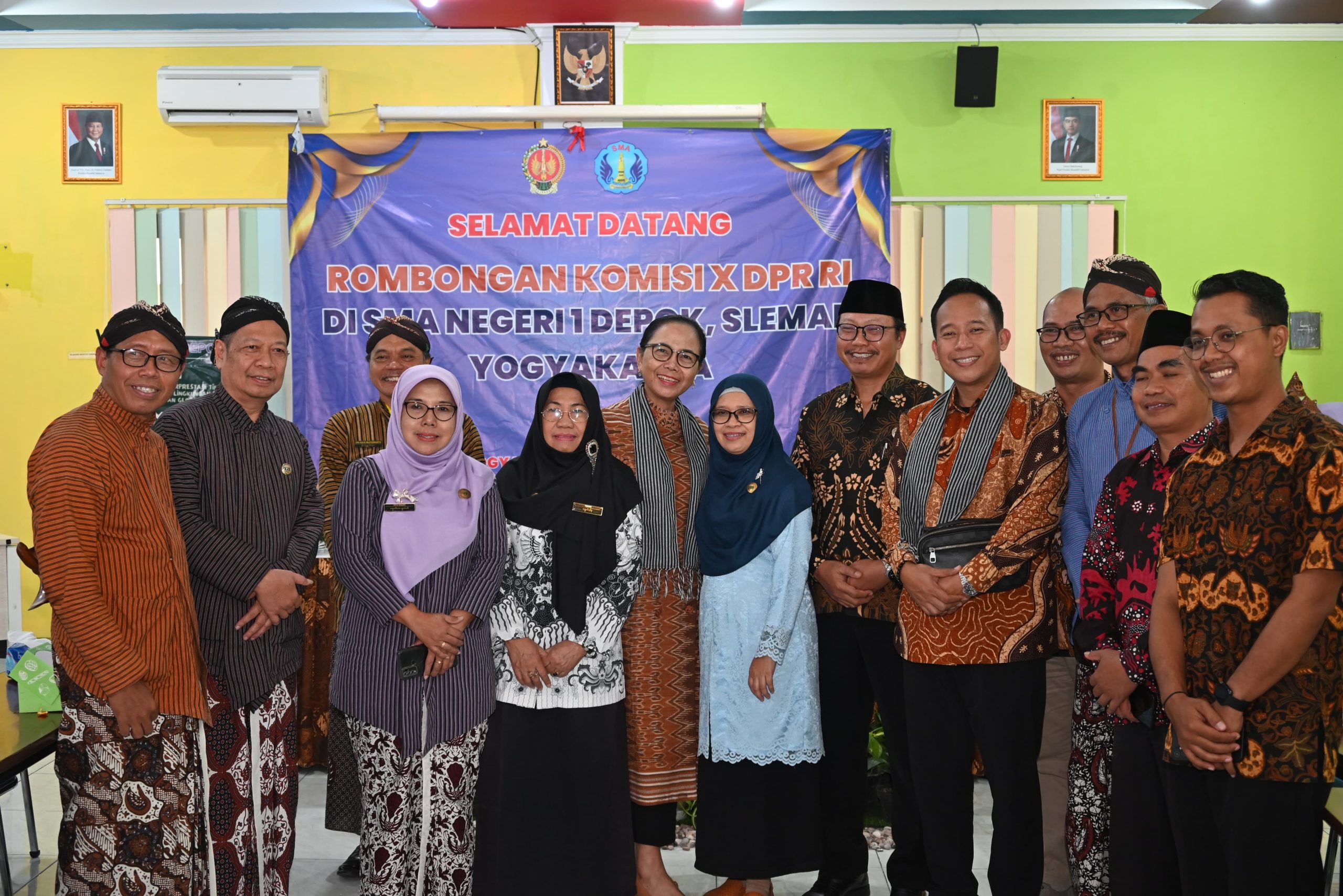 Wakil Ketua Komisi X DPR RI, My Esty Wijayanti, bersama tim saat kunjungan kerja spesifik ke SMAN 1 Depok, Sleman, DIY, Kamis (20/2/2025). Foto: SSB/vel.