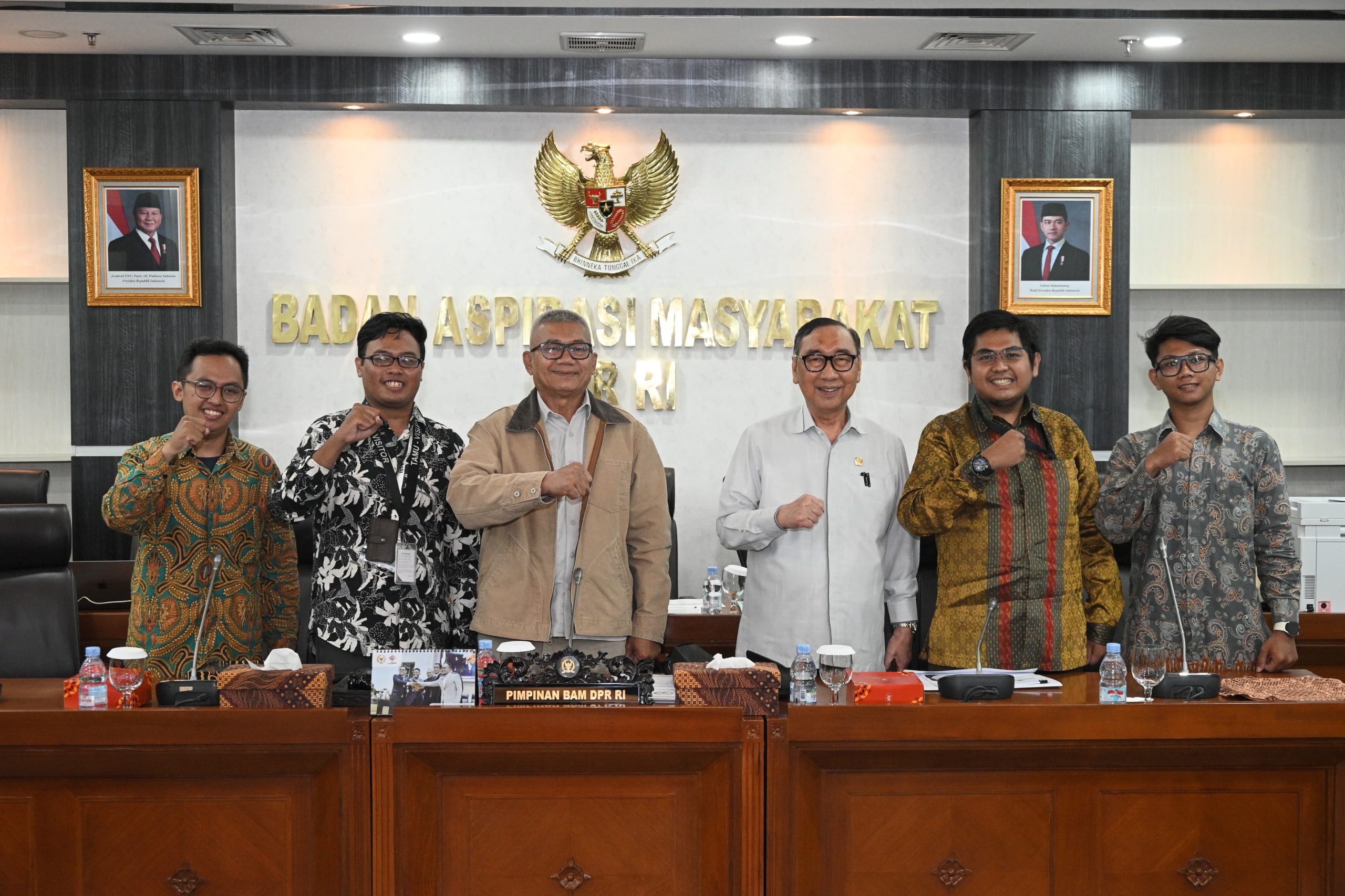 Wakil Ketua BAM Agun Gunandjar Sudarsa foto bersama usai menerima audiensi dari Panitia Konferensi Pemuda di Gedung Nusantara II, Senayan, Jakarta, Rabu (12/2/2025). Foto : Farhan/Andri.