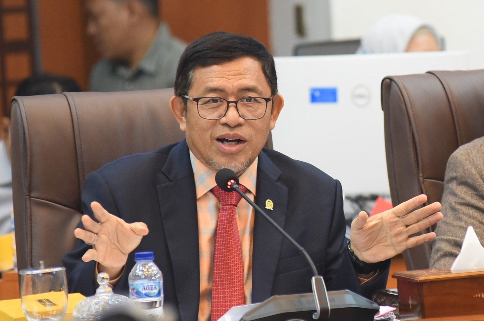 Wakil Ketua Komisi I DPR RI Ahmad Heryawan, dalam Rapat Kerja Komisi I DPR RI dengan Menteri Luar Negeri yang digelar di Ruang Rapat Komisi I, Gedung Nusantara DPR RI, Senayan, Jakarta, Kamis (13/2/2025). Foto: Arief/vel.