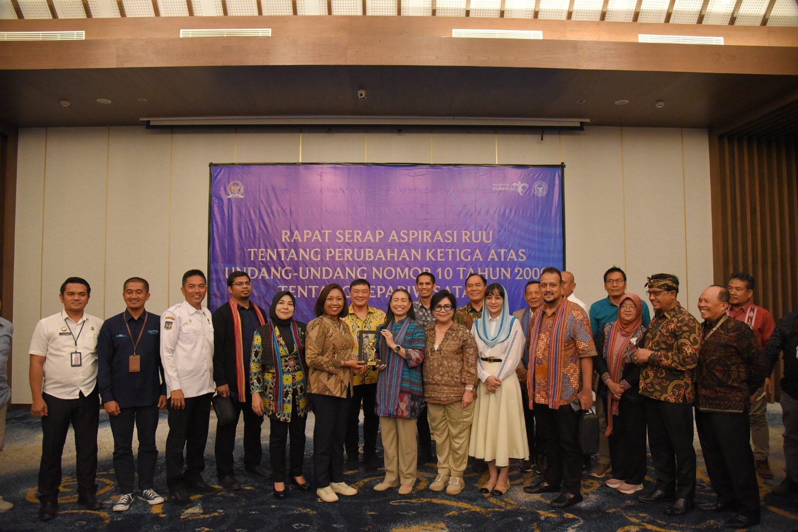 Wakil Ketua Komisi VII DPR RI Rahayu Saraswati, saat bertukar cenderamata usai Kunjungan Kerja Spesifik (Kunsfik) ke Kabupaten Lombok Barat, Nusa Tenggara Barat, Rabu (26/2/2025). Foto: Aaron/vel.