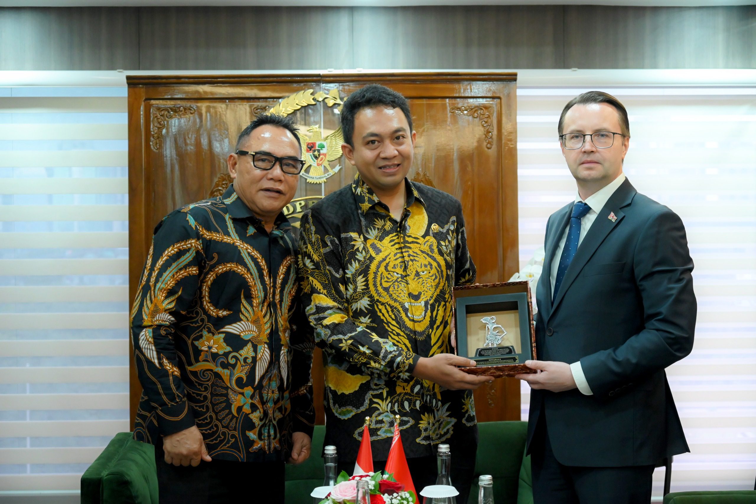 Anggota DPR RI Isfhan Taufik Munggaran dan I Nyoman Adi Wiryatama, saat pertemuan bilateral dengan Duta Besar Belarus H.E Raman Ramanouski di Gedung Nusantara III, Senayan, Jakarta, Senin (17/2/2025). Foto: Mentari/vel.