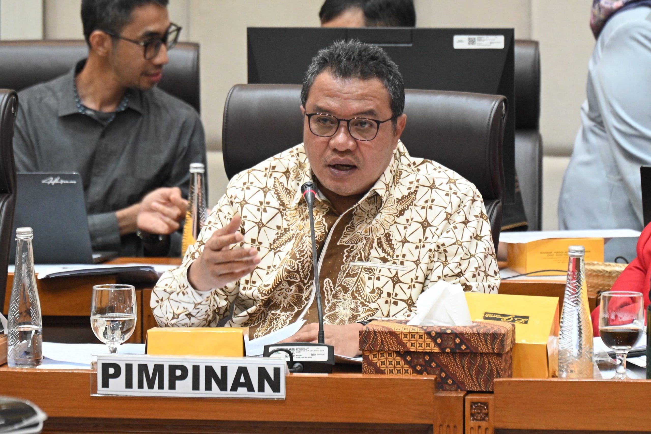 Wakil Ketua Komisi VII DPR RI, Lamhot Sinaga, saat RDPU dengan para pakar di bidang pariwisata di Nusantara I, Senayan, Jakarta, Senin (17/2/2025). Foto: Farhan/vel.