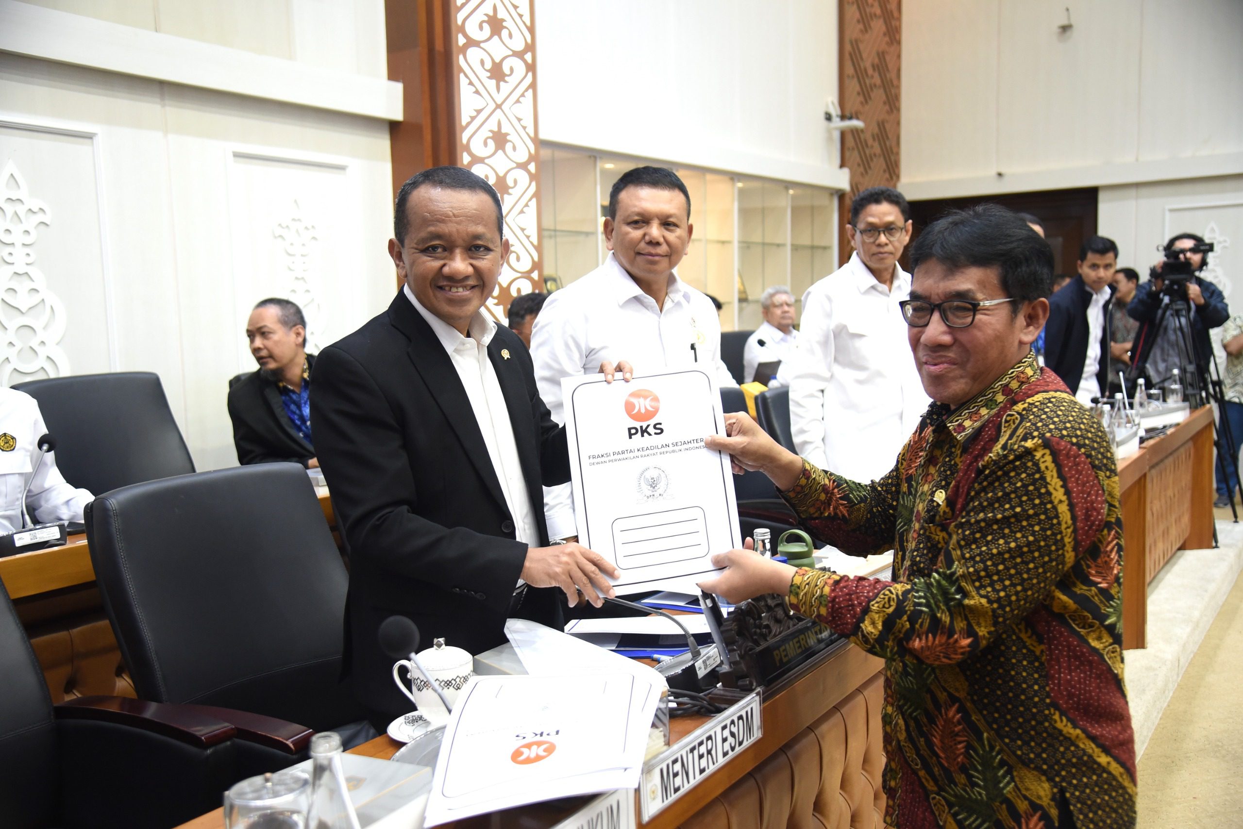 Anggota Badan Legislasi DPR RI dari Fraksi PKS Muhammad Haris (kanan), saat menyerahkan pandangan mini fraksi dalam rapat pleno pengambilan keputusan di Gedung Nusantara I DPR RI, Senayan, Jakarta, Senin (17/2/2025). Foto: Geraldi/vel.