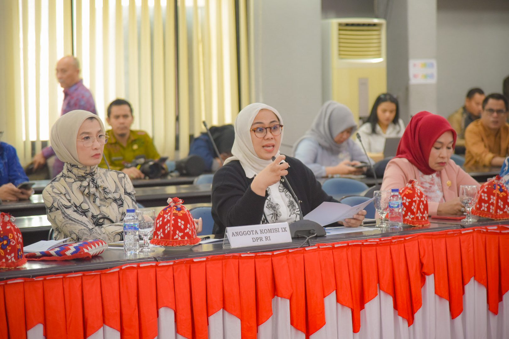Anggota Komisi IX DPR RI, Cellica Nurrachadiana, saat mengikuti Kunjungan Kerja Spesifik (Kunsfik) Tim Komisi IX DPR RI di Kantor Pemprov, Palu, Sulawesi Tengah, Selasa (6/2/2025). Foto: Aisyah/vel.