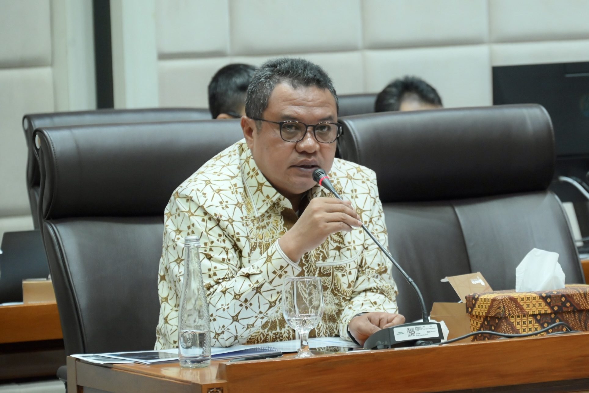 Wakil Ketua Komisi VII DPR RI Lamhot Sinaga, saat memimpin Rapat Kerja Komisi VII dengan mitra BSN, LKBP Antara, LPP RRI, dan LPP TVRI, di Gedung Nusantara I, DPR RI, Senayan, Jakarta, Rabu (13/2/2025). Foto: Mentari/vel.