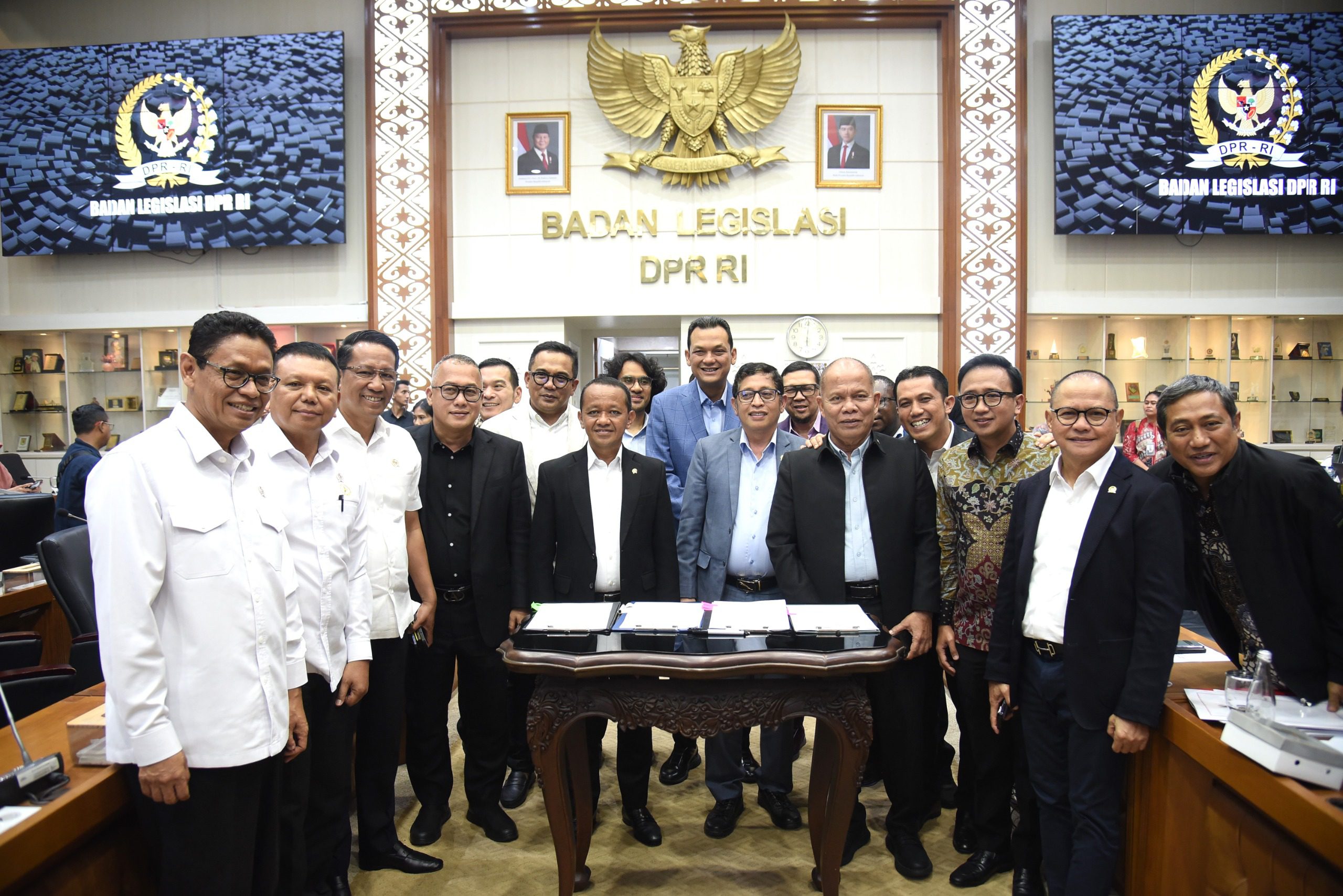 Foto bersama Pimpinan dan Anggota Baleg DPR RI dengan Pemerintah usai rapat kerja membahas DIM RUU Minerba, di Gedung Nusantara I, Kompleks Parlemen, Senayan, Jakarta. Foto: Geraldi/vel.