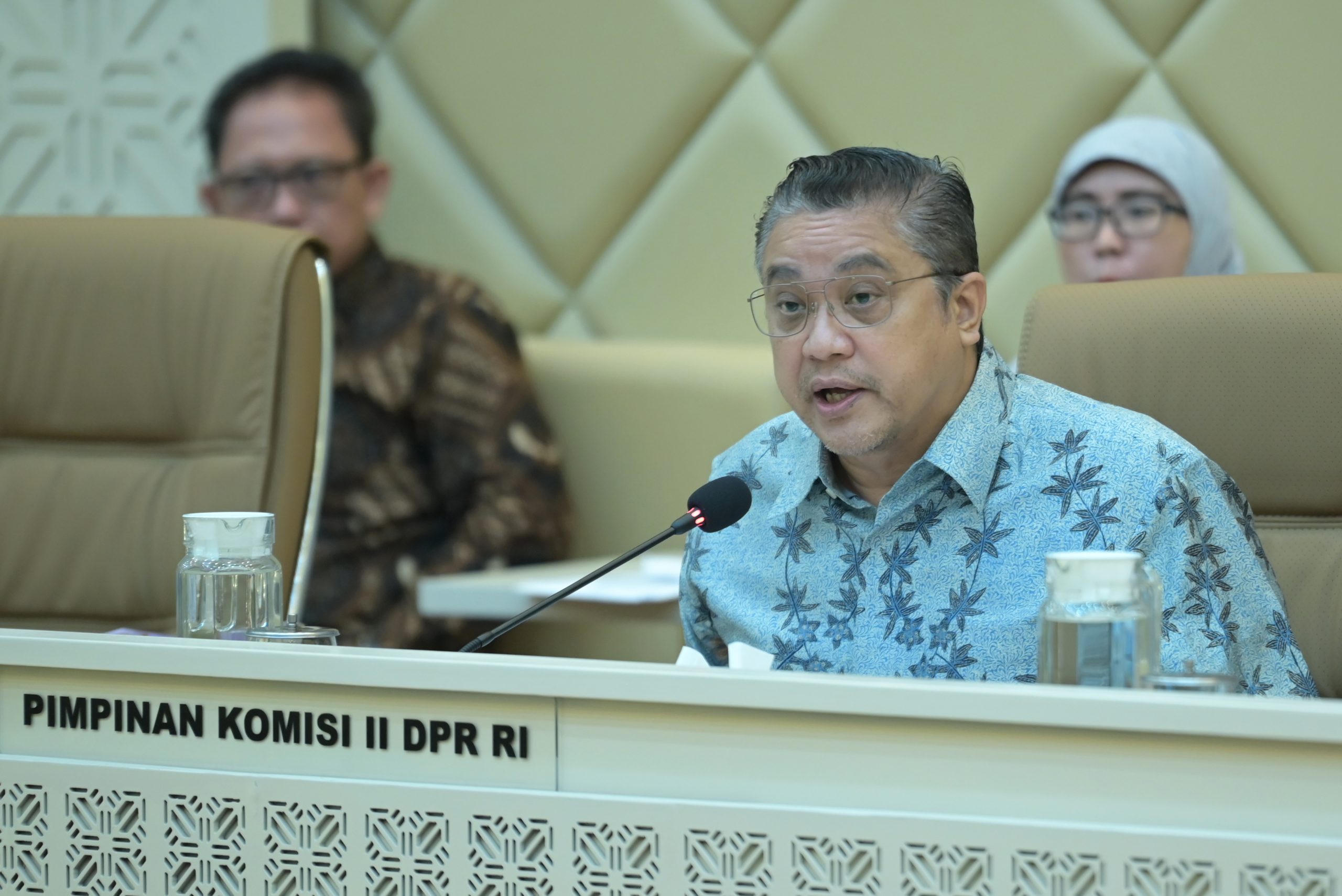 Wakil Ketua Komisi II DPR RI Dede Yusuf Macan Effendi, saat memimpin agenda Rapat Kerja dan Rapat Dengar Pendapat Komisi II DPR RI dengan Menteri Dalam Negeri, KPU, Bawaslu, dan DKPP di Gedung Nusantara, Senayan, Jakarta, Kamis (27/2/2025). Foto: Andri/vel.