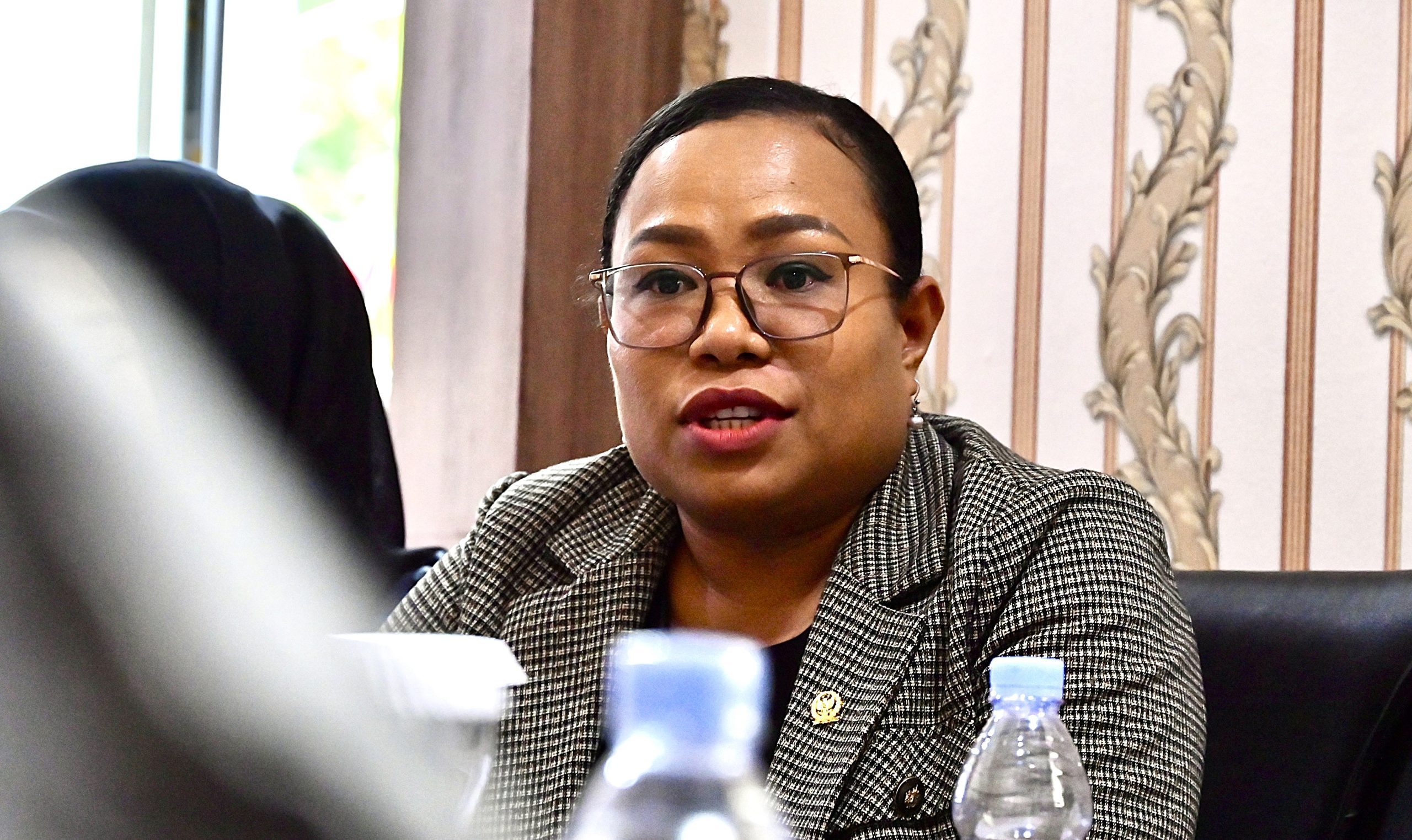 Anggota Komisi I DPR RI, Ruth Naomi Rumkabu usai pertemuan dengan Badan Keamanan Laut (BAKAMLA) Zona Timur, Ambon, Senin (10/2/2025). Foto : Ulpi/Andri.