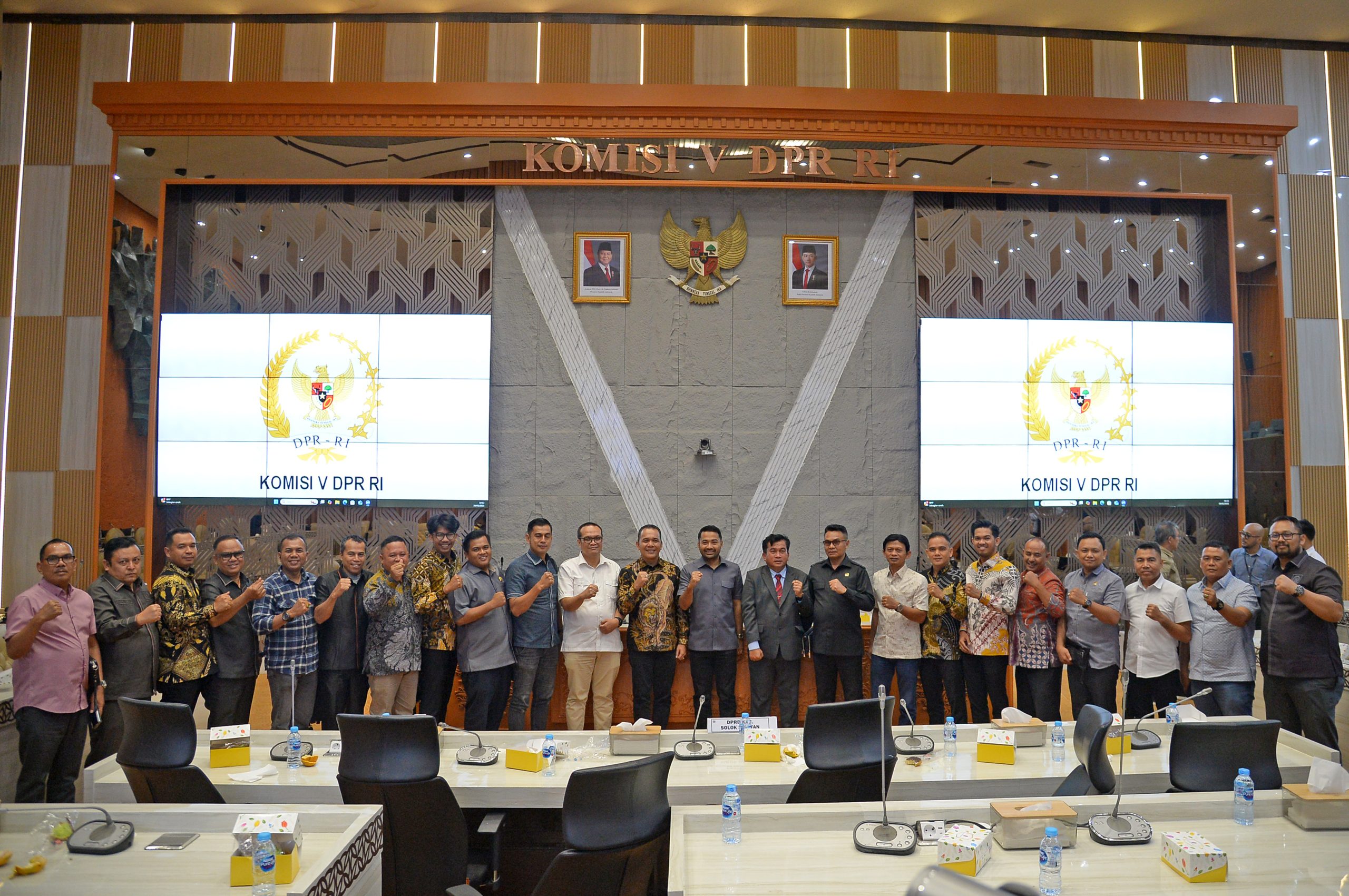 Anggota Komisi V DPR RI Zigo Rolanda, dalam foto bersama usai pertemuan dengan DPRD Kabupaten Solok Selatan di Gedung Nusantara, Senayan, Jakarta, Kamis (20/2/2025). Foto: Andri/vel.