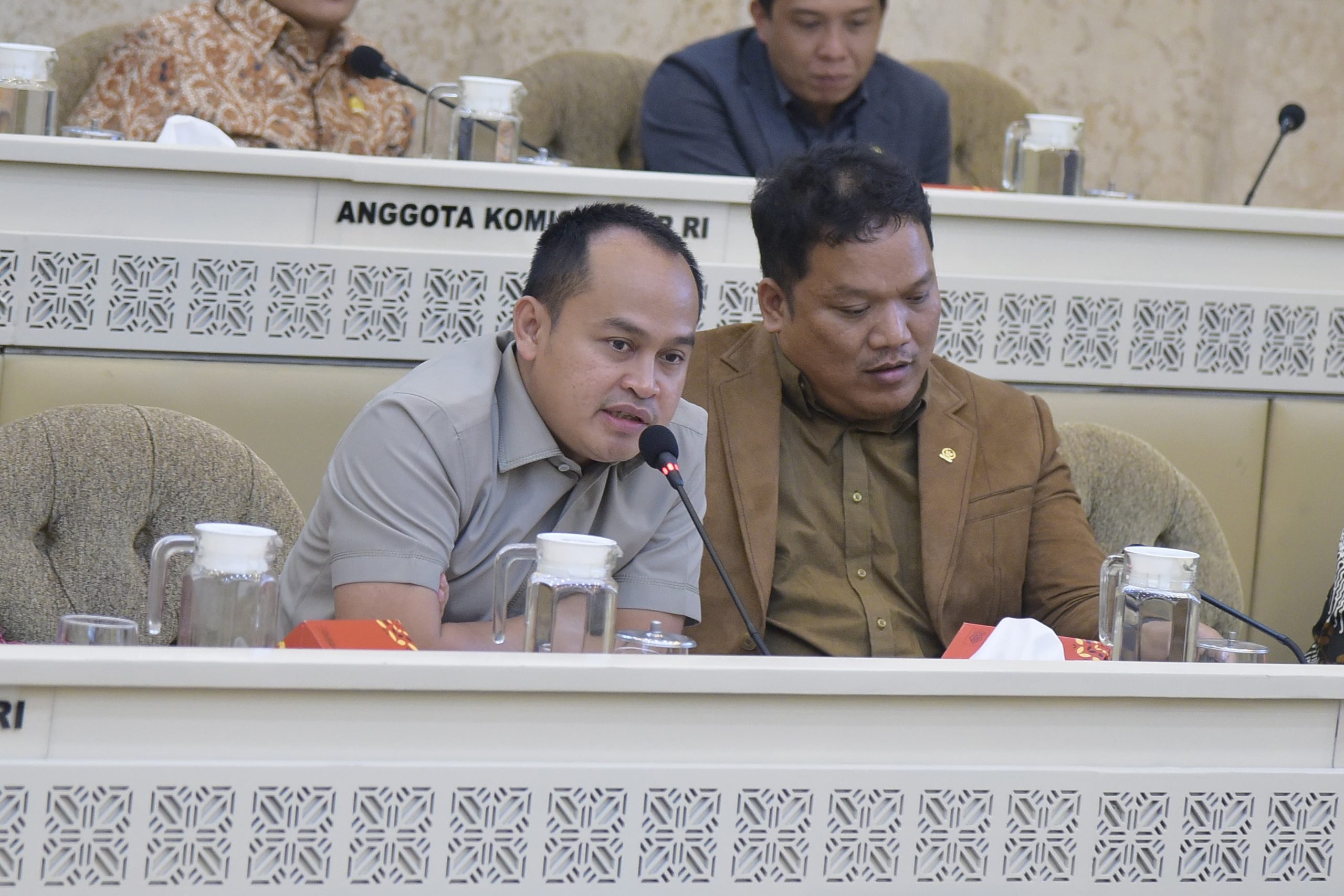 Anggota Komisi II DPR RI Ujang Bey, saat menegikuti Rapat Dengar Pendapat (RDP) Komisi II di Gedung Nusantara, DPR RI, Senayan, Jakarta, Selasa (11/2/2025). Foto: Munchen/vel.