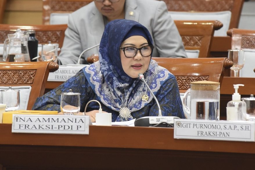 Anggota Komisi VIII DPR RI Ina Ammania, saat mengikuti Rapat Panja RUU PIHU (Penyelenggaraan Ibadah Haji dan Umrah) Komisi VIII DPR RI dengan Dirjen PIHU Kementerian Agama RI, Kepala Badan Pelaksana Badan Pengelola Keuangan Haji, Sestama Badan Penyelenggara Haji RI, dan Dirjen Anggaran Kementerian Keuangan RI, di Gedung Nusantara II, DPR RI, Senayan, Jakarta, Kamis (20/2/2025). Foto: Arief/vel.