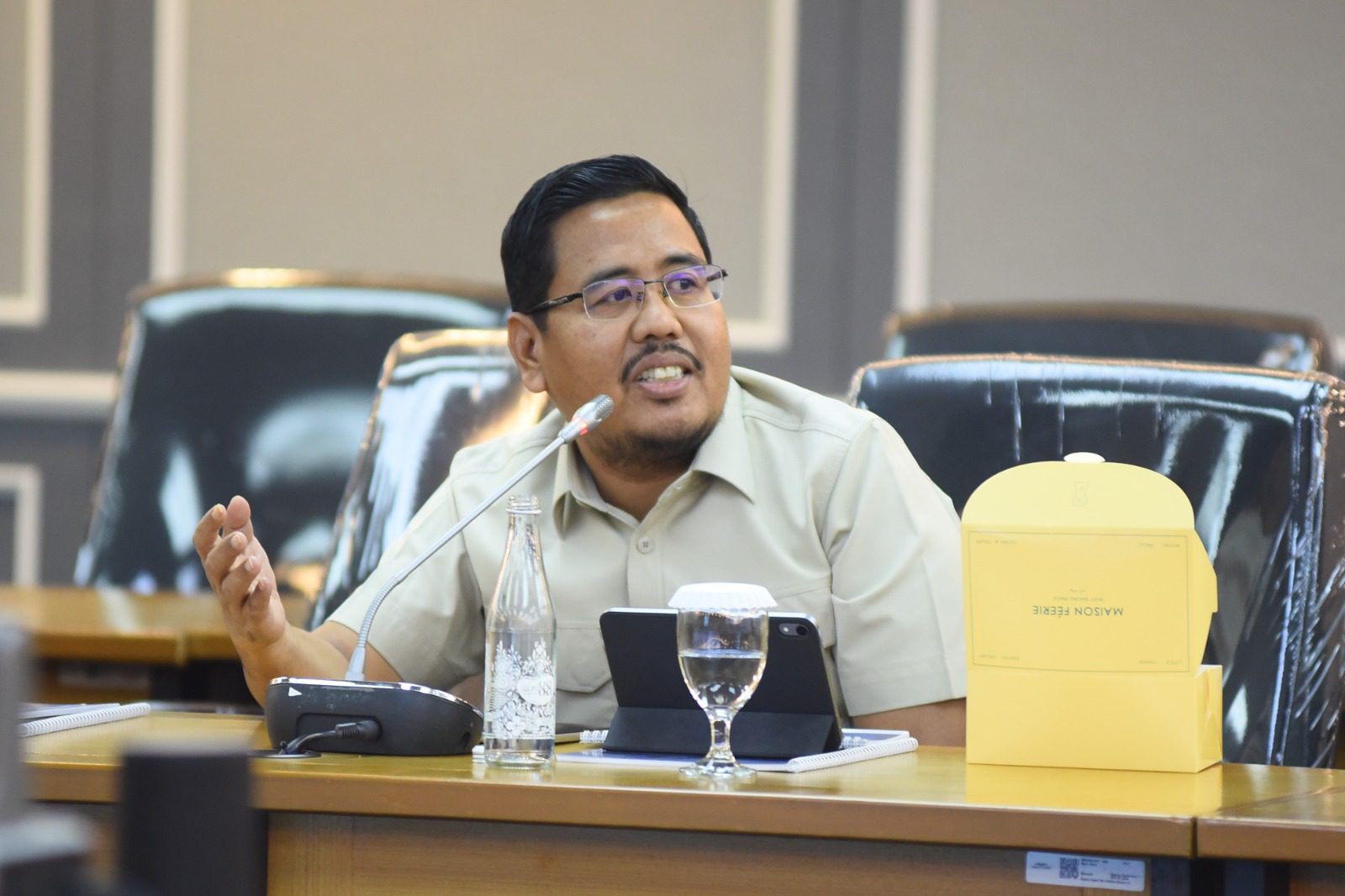 Anggota Komisi XIII DPR RI Anwar Sadad dalam RDP Komisi XIII DPR RI dengan Dirjen Imigrasi dan Para Kepala Kanwil Dirjen Imigrasi Wilayah Barat di Gedung Nusantara II, Senayan, Jakarta, Senin (24/02/2025). Foto : Runi/Andri.