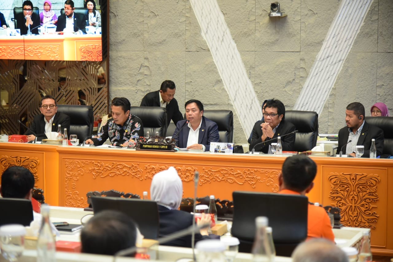 Ketua Komisi V DPR RI, Lasarus (tengah), dalam rapat Komisi V DPR RI dengan seluruh mitra kerja di Ruang Rapat Komisi V, DPR RI, Jakarta, Rabu (12/2/2025). Foto: Oji/vel.
