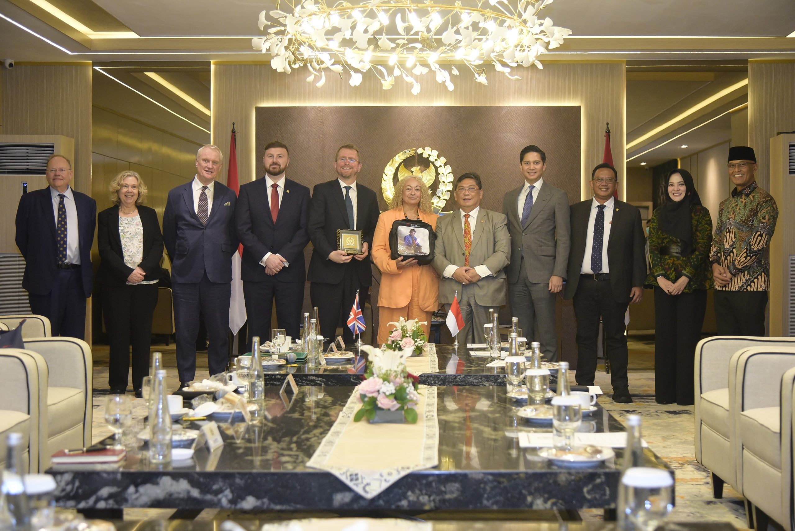 Ketua Komisi I DPR Utut Adianto, usai menerima kunjungan resmi dari delegasi Parlemen Inggris yang dipimpin oleh Anggota Parlemen (MP) Partai Buruh untuk Liverpool Riverside Kim Johnson, di Ruang Delegasi, Gedung Nusantara III DPR RI, Senayan, Jakarta, Senin (17/2/2025). Foto: Munchen/vel.
