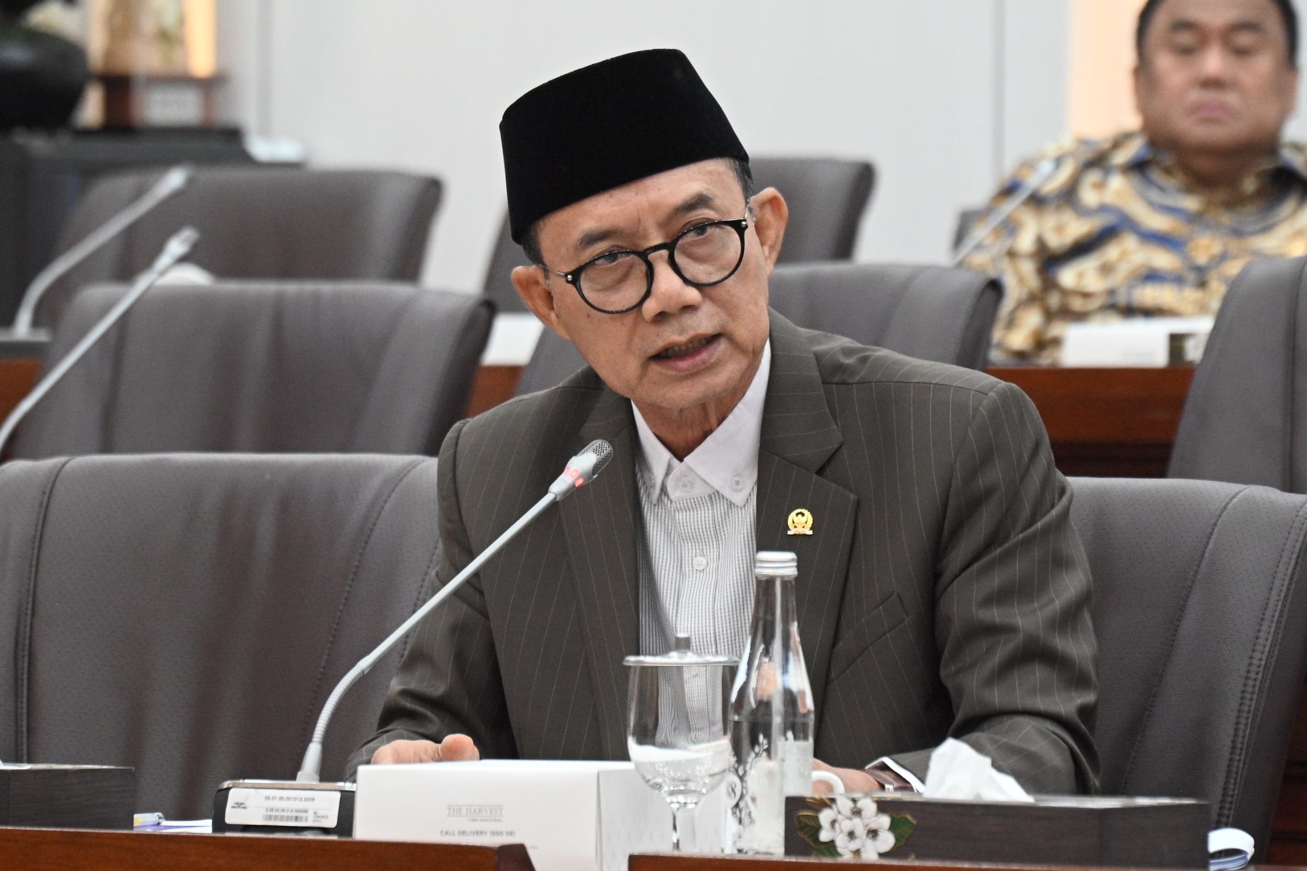 Anggota Komisi VI DPR RI Budi S. Kanang, saat mengikuti Rapat Dengar Pendapat Komisi VI DPR RI dengan Direktur Utama PT Pos Indonesia (Persero) Faizal Rochmad Djoemadi beserta subholding di Gedung Nusantara I, Senayan, Jakarta, Senin (10/2/2025). Foto: Farhan/vel.