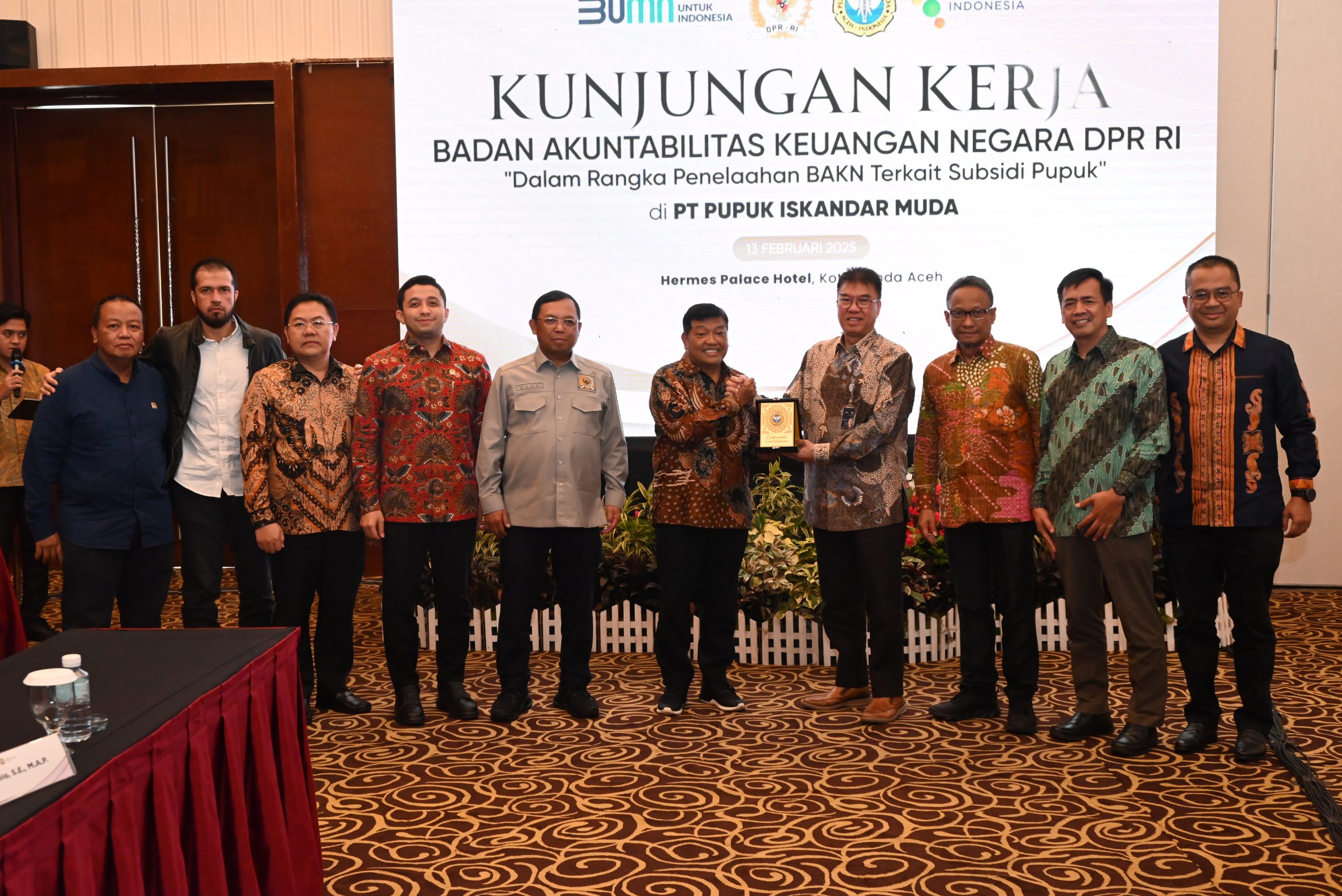 Ketua Badan Akuntabilitas Keuangan Negara (BAKN) DPR RI, Andreas Eddy Susetyo, saat bertukar cenderamata usai Kunjungan Kerja Spesifik (Kunspek) BAKN DPR RI ke Banda Aceh, Kamis (13/02/2025). Foto: Anju/vel.