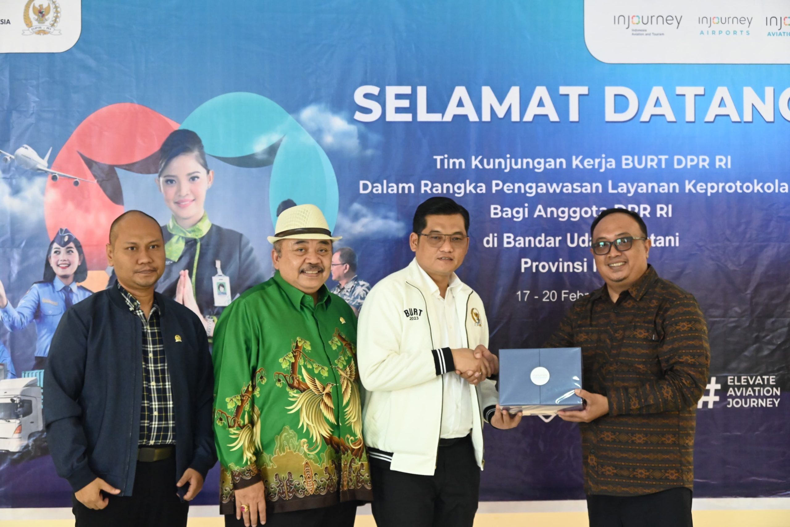 Wakil Ketua BURT DPR RI, Ilham Pangestu, saat bertukar cenderamata usai memimpin kunjungan kerja BURT ke Bandara Internasional Sentani, Jayapura, Papua, Senin (17/2/2025). Foto: Rizki/vel.