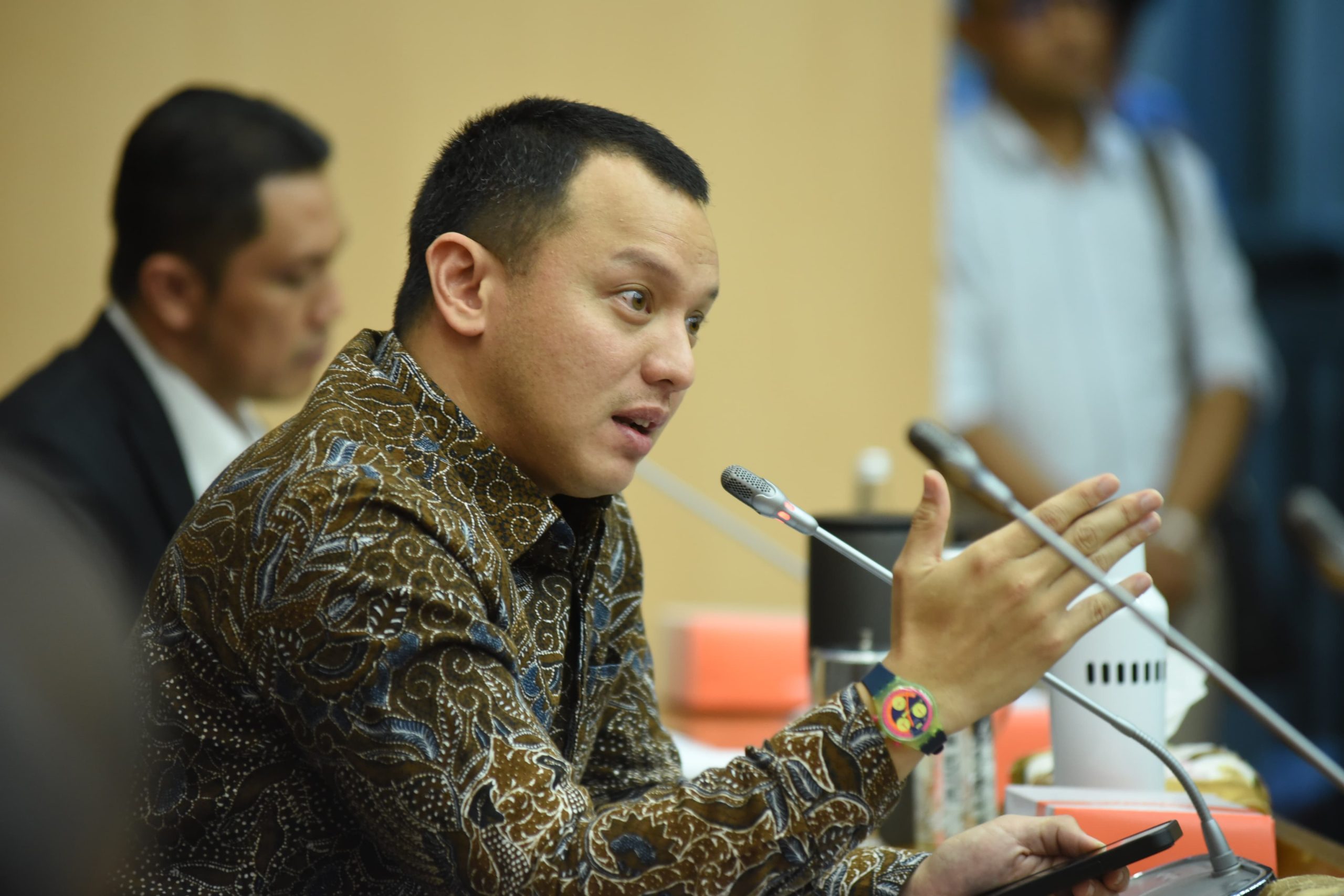 Anggota Komisi XII DPR RI, Moreno Soeprapto, saat mengikuti Rapat Dengar Pendapat (RDP) Komisi XII dengan Dirut IBC, PLN, ANTAM dan Pertamina di ruang rapat Komisi XII, DPR RI, Senayan, Jakarta, Senin (17/2/2025). Foto: Jaka/vel.
