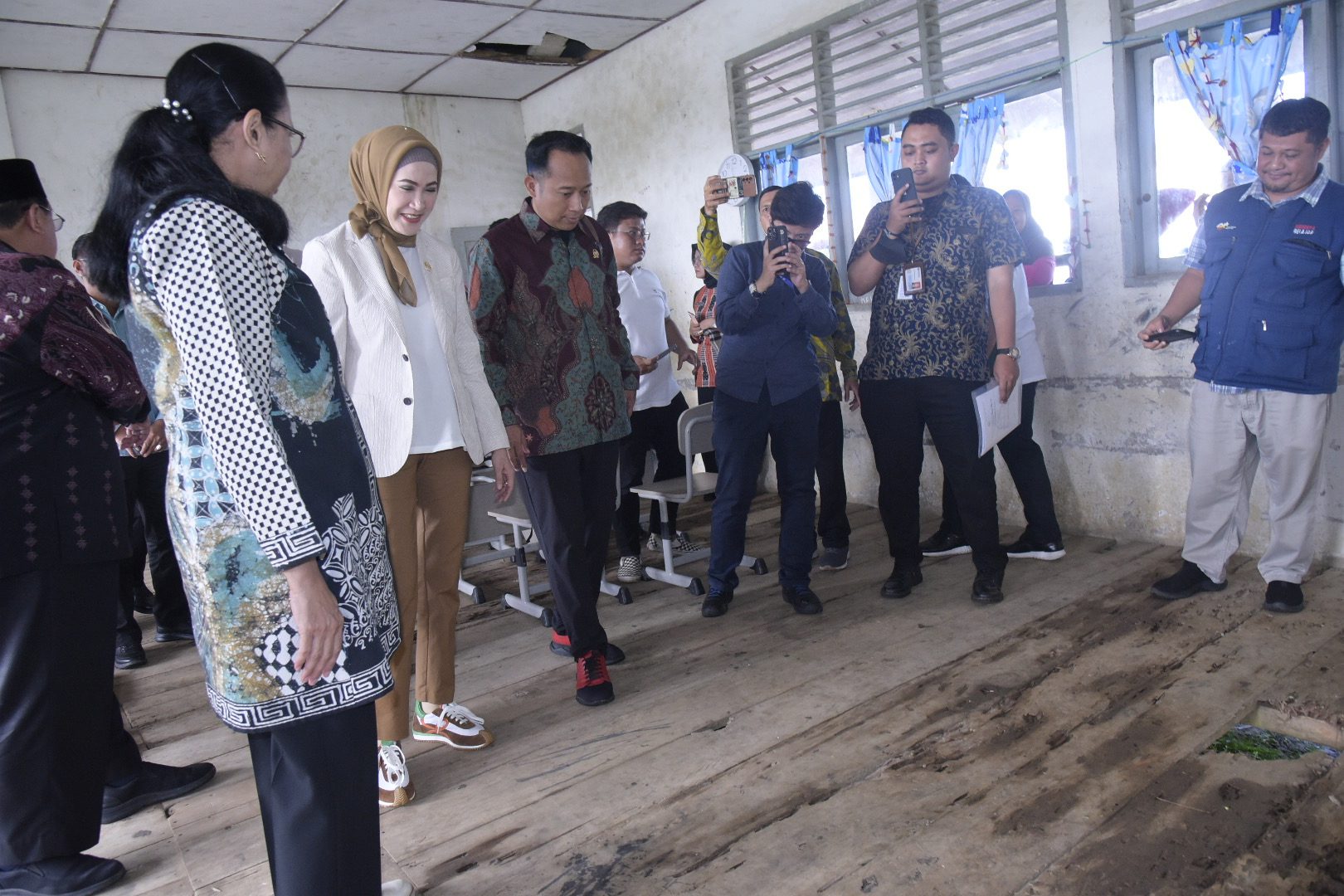 Anggota Komisi X DPR RI, Lita Machfud Arifin saat meninjau langsung sekolah-sekolah di Kabupaten Ogan Ilir, Sumatera Selatanl, Jumat (31/1/2025). Foto : Chasbi/Andri.