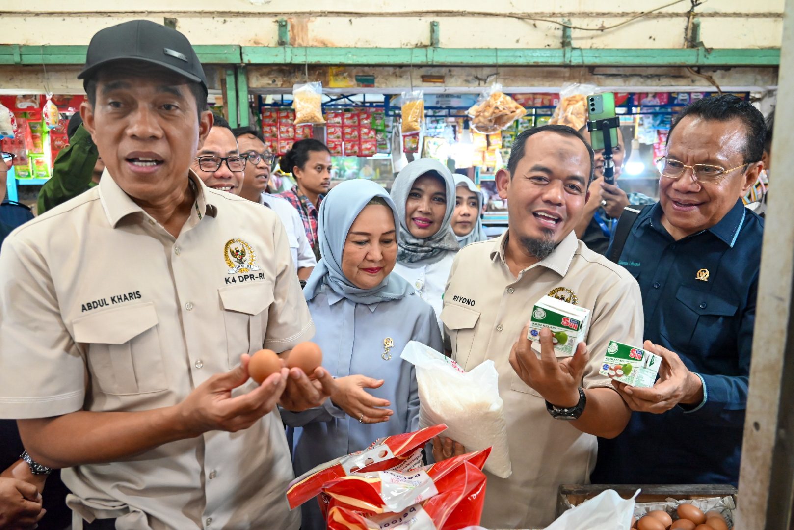Tim kunspek komisi IV DPR RI dipimpin Wakil Ketua Komisi IV DPR RI Abdul Kharis Almasyhari, saat mengecek ketersediaan bahan pokok jelang puasa ke Pasar Gedhe Hardjonagoro, Surakarta (Solo), Jawa Tengah, Rabu (19/2/2025). Foto: Nadya/vel.