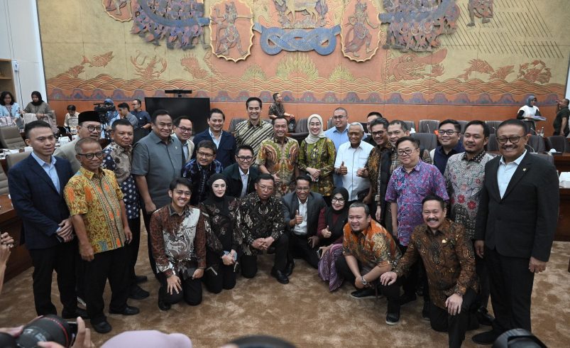Ketua Panitia Kerja (Panja) RUU BUMN Eko Hendro Purnomo foto bersama usai mengambil keputusan tingkat I terkait dengan RUU tentang Perubahan UU BUMN, di Gedung Nusantara I, DPR RI, Senayan, Jakarta, Sabtu (1/2/2025). Foto : farhan/Andri.