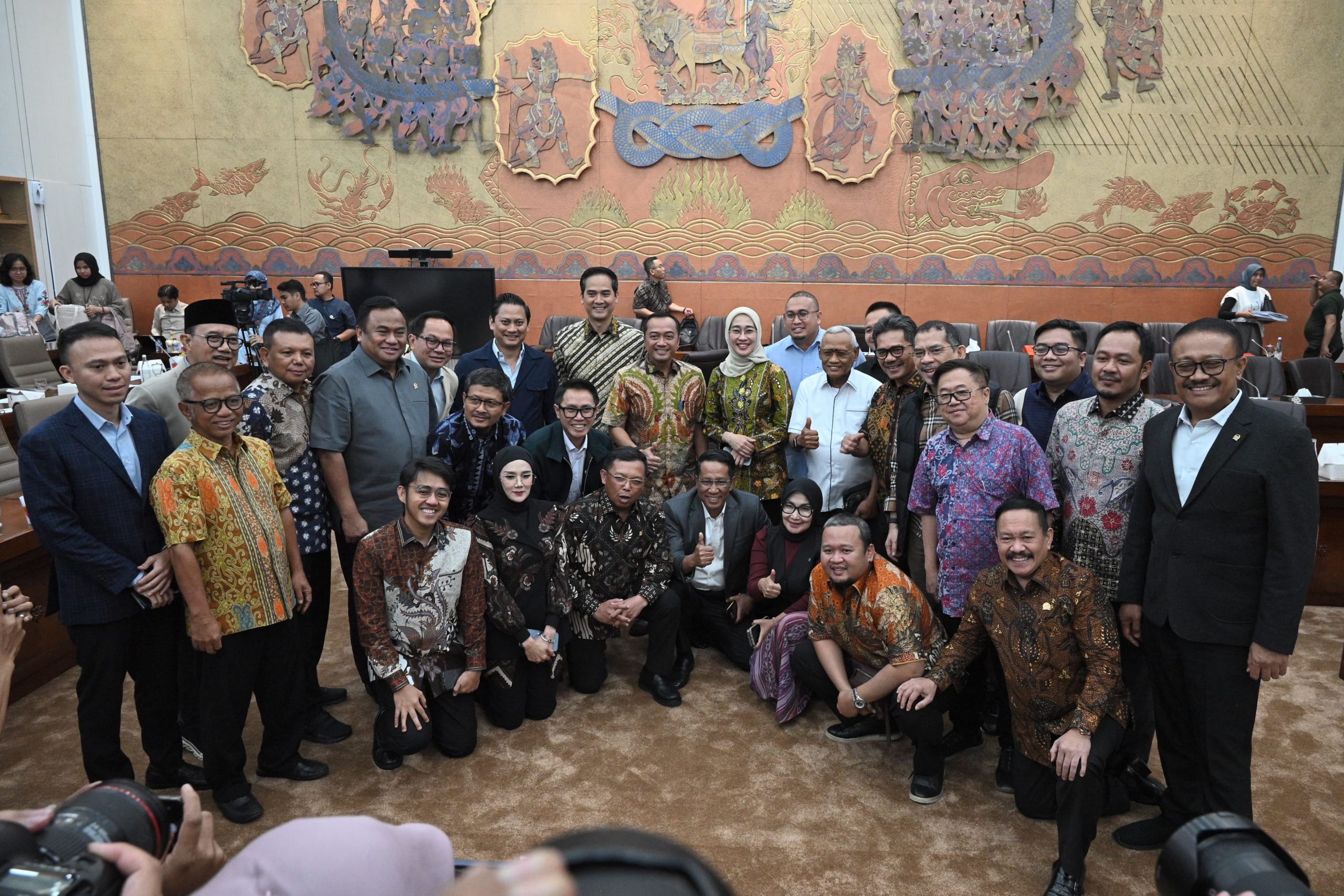 Ketua Panitia Kerja (Panja) RUU BUMN Eko Hendro Purnomo foto bersama usai mengambil keputusan tingkat I terkait dengan RUU tentang Perubahan UU BUMN, di Gedung Nusantara I, DPR RI, Senayan, Jakarta, Sabtu (1/2/2025). Foto : farhan/Andri.