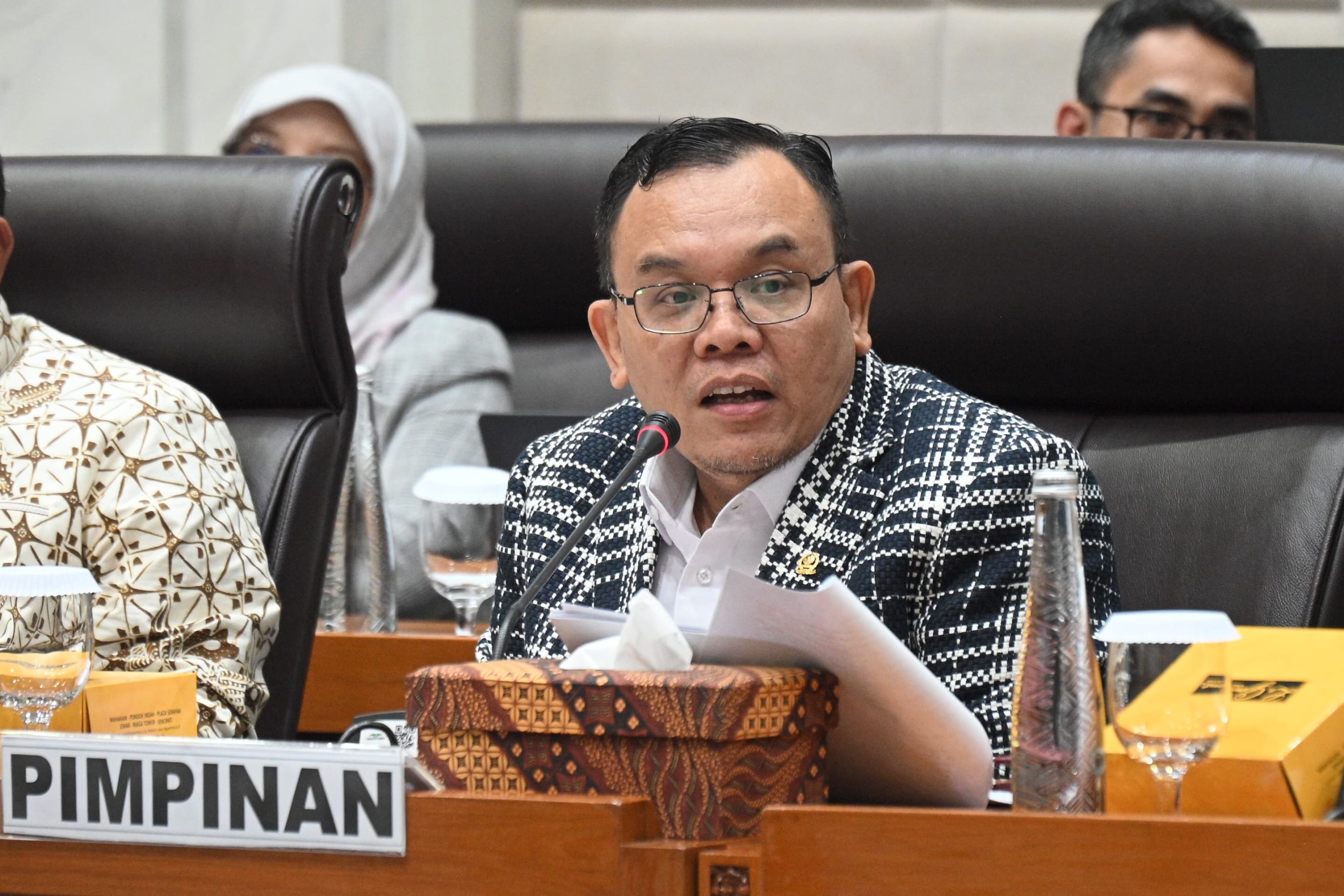Ketua Komisi VII DPR RI, Saleh Partaonan Daulay, saat memimpin rapat kerja bersama bersama Menteri Usaha Mikro, Kecil, dan Menengah (UMKM) RI, Maman Abdurrahman, Rabu (12/2/2025). Foto: Farhan/vel.