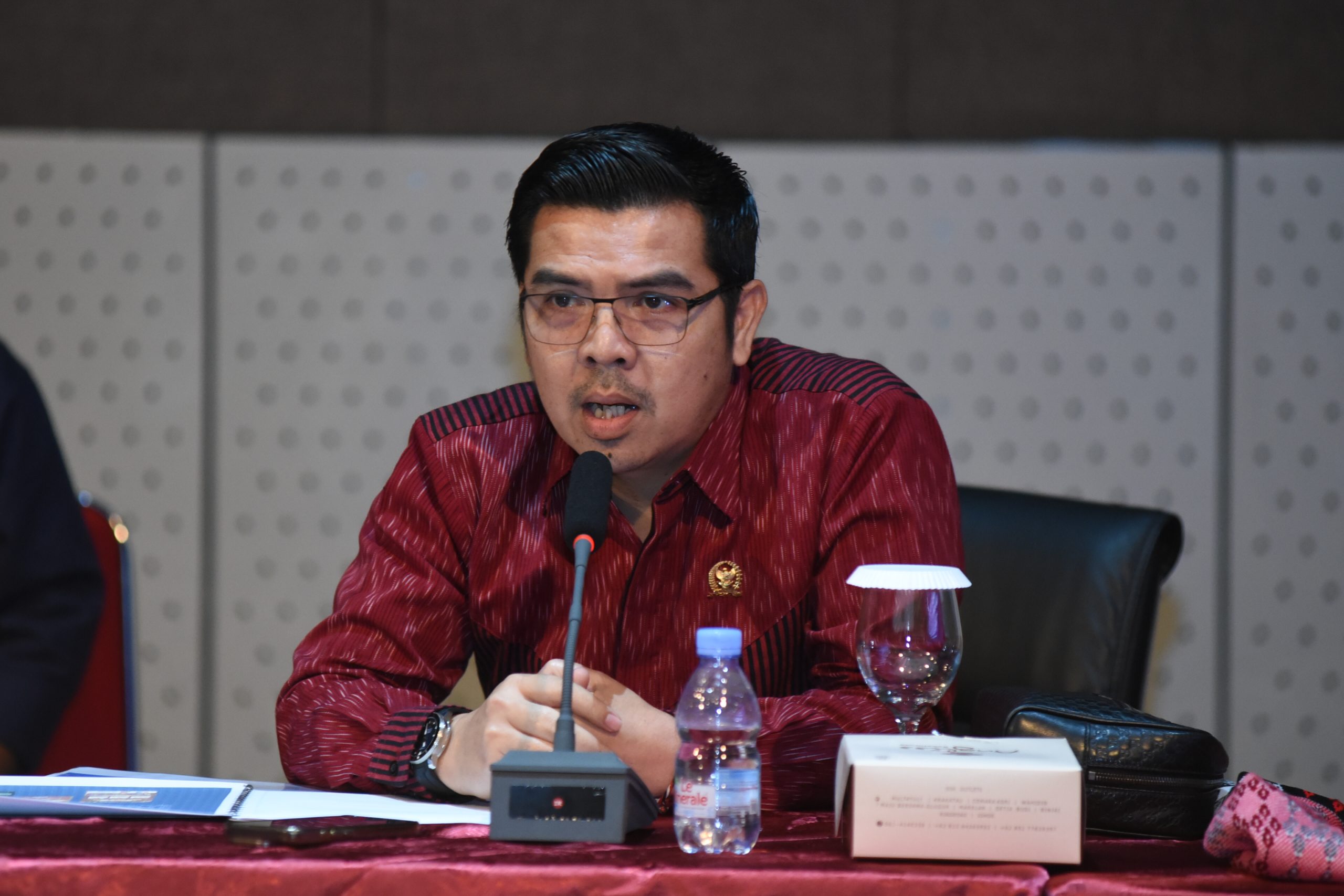 Anggota Komisi VII DPR RI, Bane Raja Manalu saat mengikuti kunjungan spesifik (Kunspek) Komisi VII DPR RI ke TVRI dan RRI Medan, Sumatera Utara, Rabu (19/2/2025). Foto : Jaka/Andri.