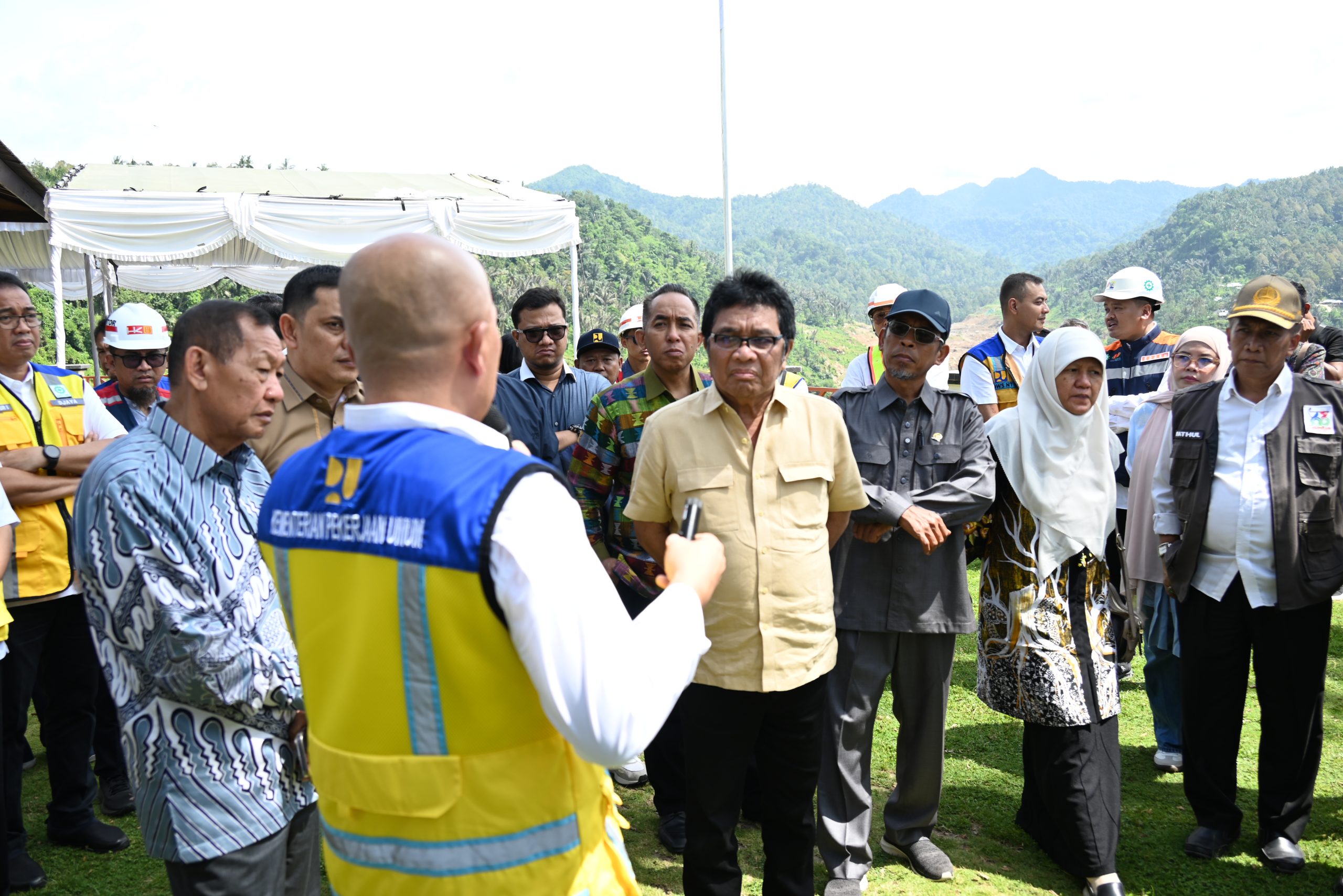 Wakil Ketua Komisi V DPR RI Ridwan Bae, saat memimpin agenda Kunjungan Kerja Spesifik Tim Komisi V DPR RI ke Bendungan Meninting, Kecamatan Gunungsari, Kabupaten Lombok Barat, Provinsi Nusa Tenggara Barat, Jumat (21/2/2025). Foto: Saum/vel.