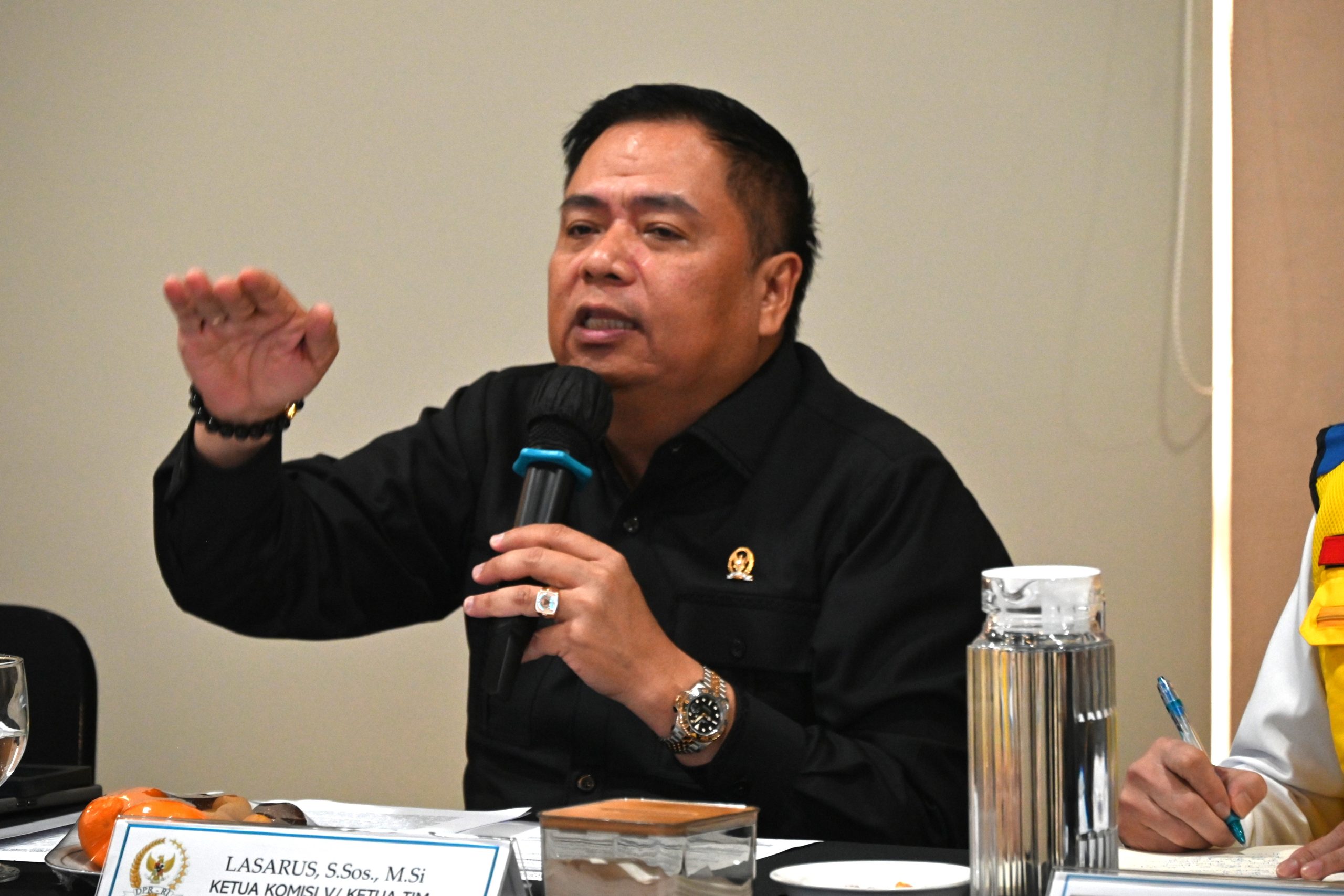 Ketua Komisi V DPR RI, Lasarus, saat memimpin pertemuan Kunjungan Kerja Spesifik ke Jalan Tol Jakarta Outer Ring Road (JORR) di Jatiasih, Bekasi, Kamis (27/2/2025). Foto: SSB/vel.
