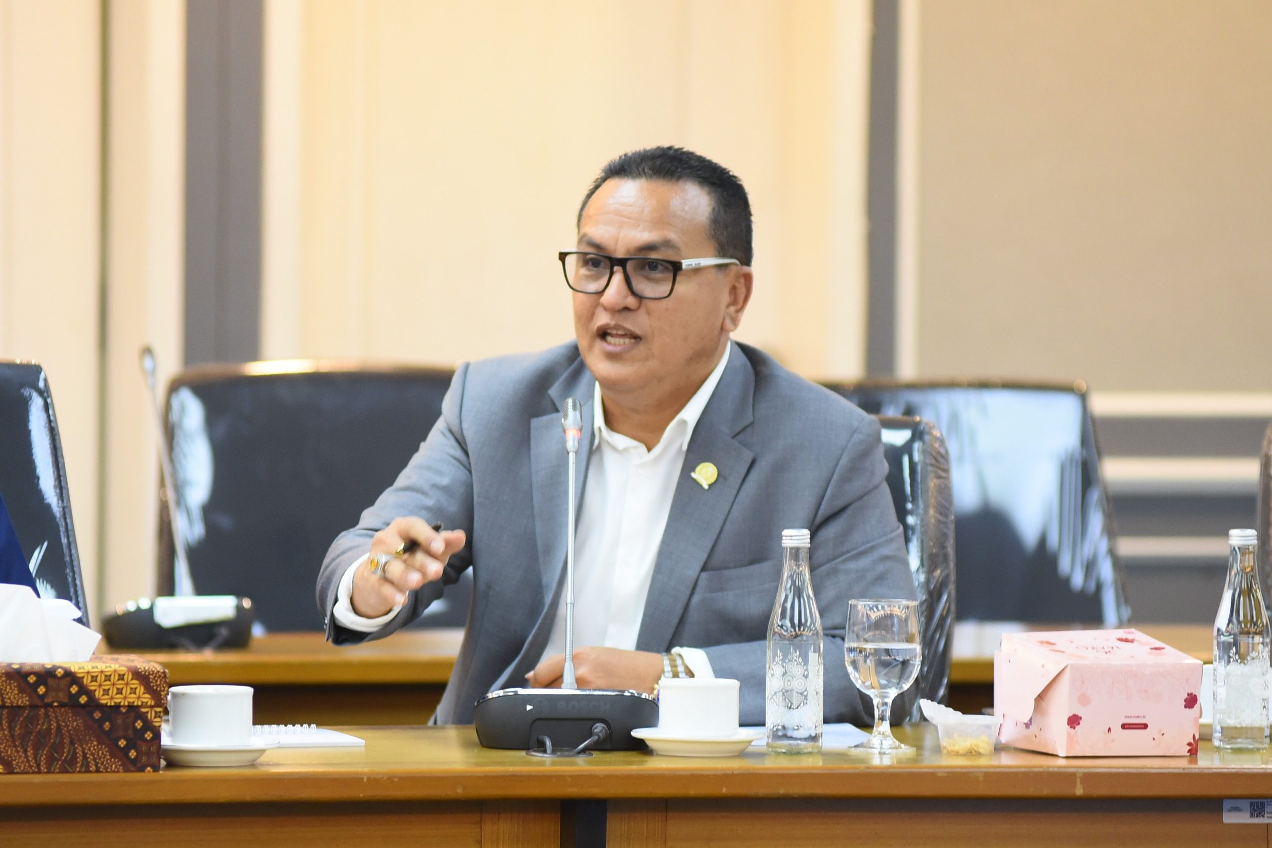 Anggota Komisi XIII DPR RI Umbu Kabunang Rudi Yanto Hunga saat mengikuti RDP Komisi XIII DPR RI dengan Dirjen Imigrasi dan Kepala Kanwil Dirjen Imigrasi Wilayah Tengah dan Timur di Gedung Nusantara II, Senayan, Jakarta, Selasa (25/02/2025). Foto : Runi/Andri.