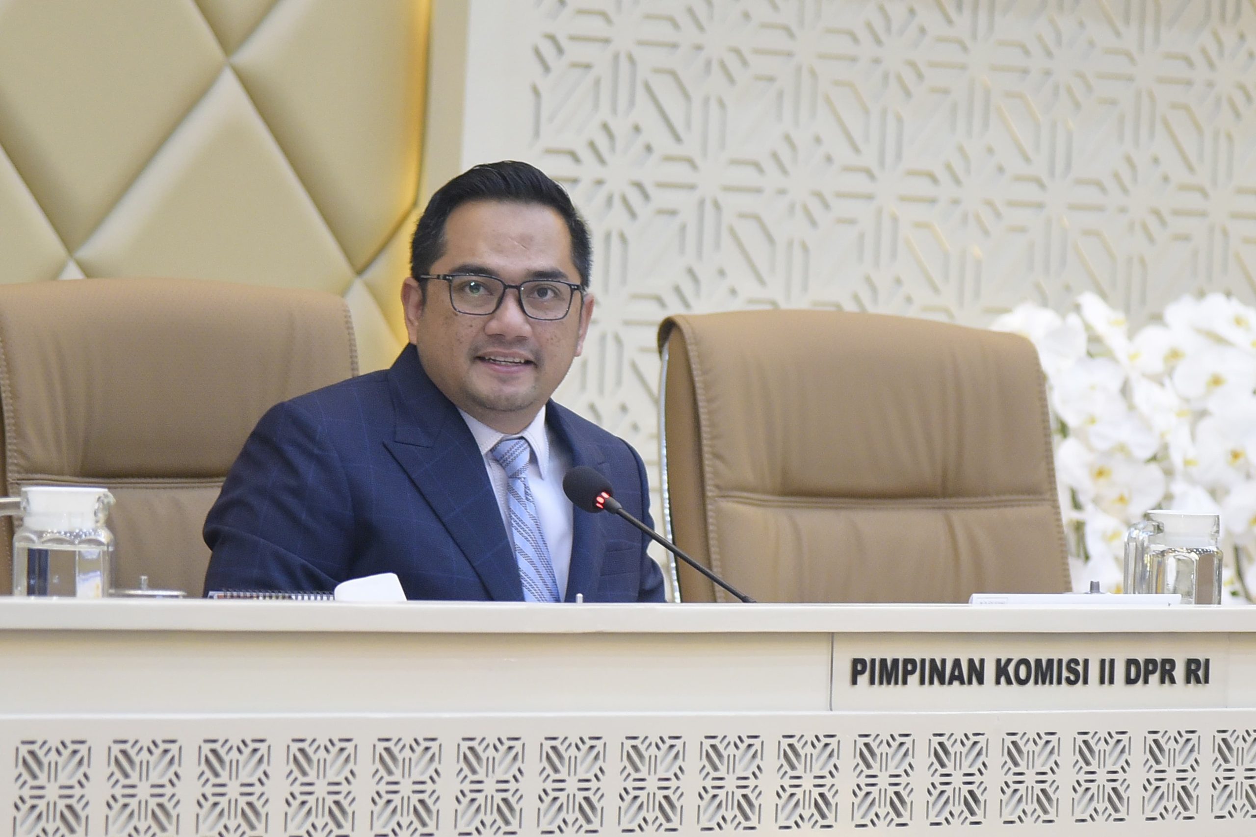 Ketua Komisi II DPR RI Muhammad Rifqinizamy Karsayuda, saat memimpin Rapat Kerja Komisi II DPR RI di ruang rapat Komisi II DPR RI, Senayan Jakarta, Rabu (12/2/2025). Foto: Munchen/vel.