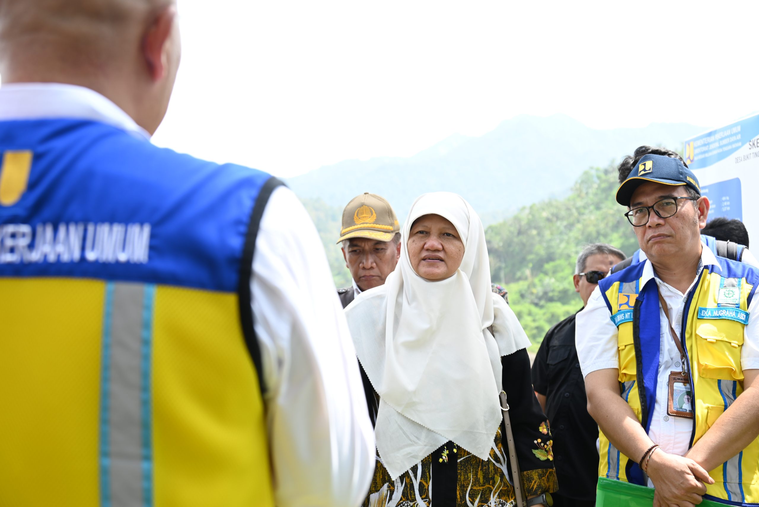 Anggota Komisi V DPR RI Reni Astuti, saat mengikuti agenda Kunjungan Kerja Spesifik Komisi V DPR RI ke Bendungan Meninting, Kecamatan Gunungsari, Kabupaten Lombok Barat, Provinsi Nusa Tenggara Barat, Jumat (21/2/2025). Foto: Saum/vel.