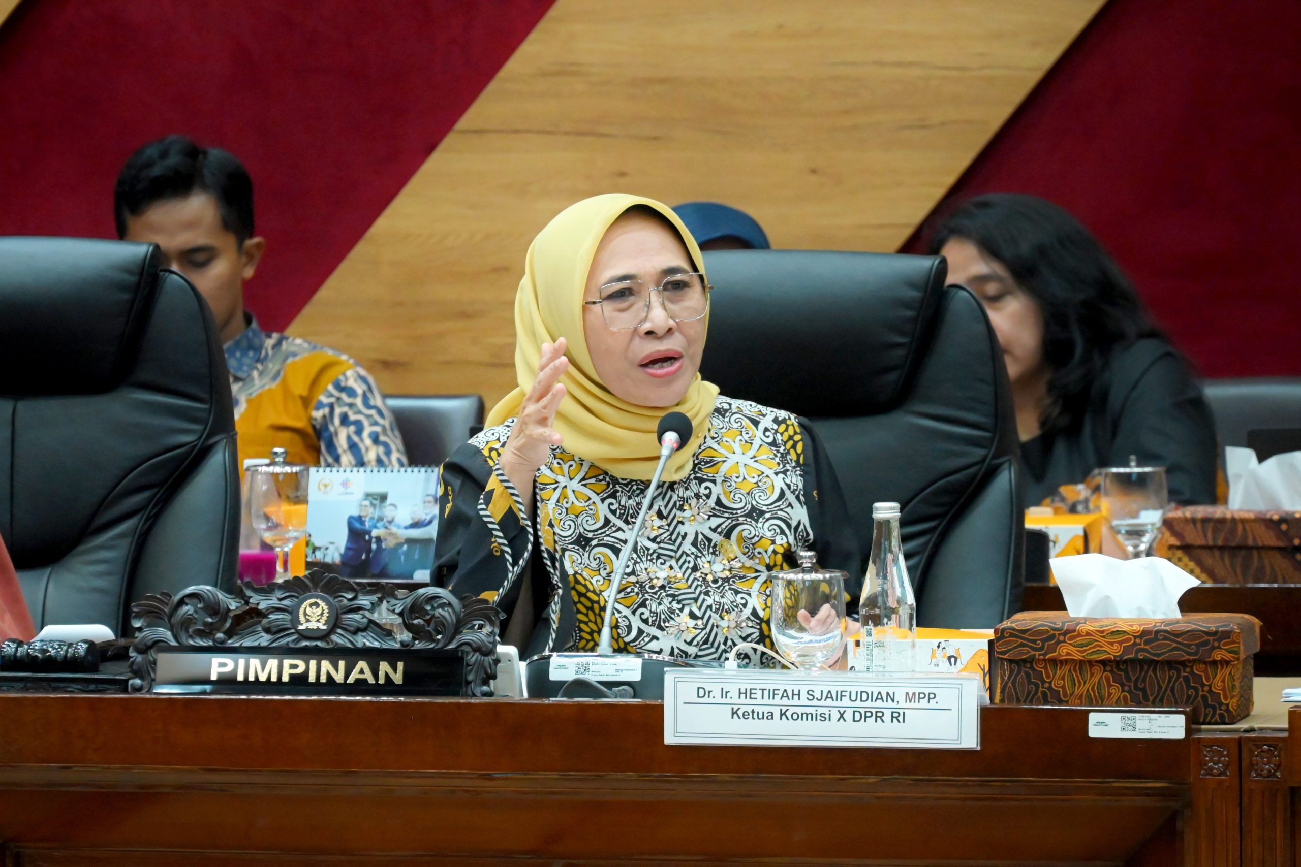 Ketua Komisi X DPR RI Hetifah Sjaifudian, saat memimpin Rapat Dengar Pendapat Umum (RDPU) yang menghadirkan Prof. Cecep Darmawan, Prof. Johannes Gunawan, dan Prof. Bernadette Mulyati Waluyo, di Gedung DPR RI, Kamis (27/2/2025). Foto: Mentari/vel.