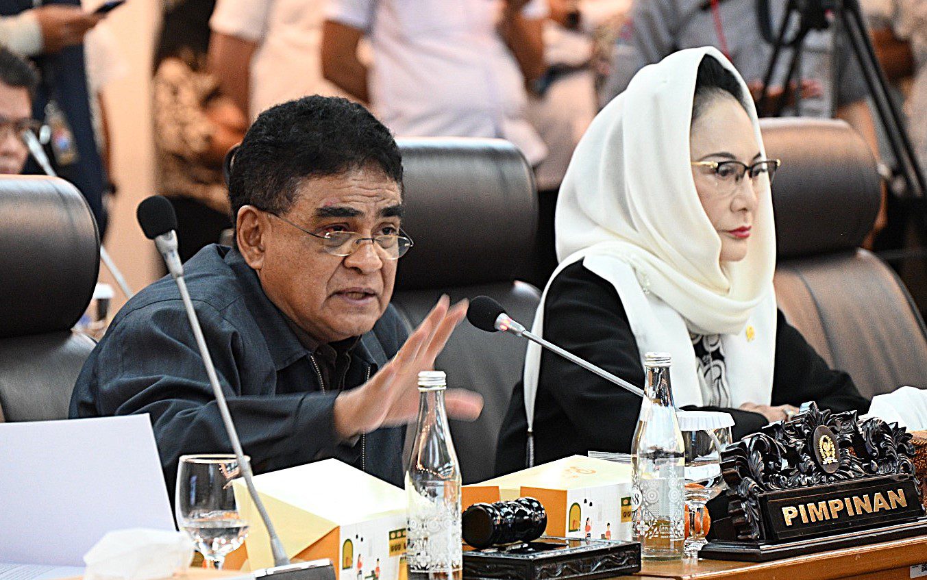 Wakil Ketua Komisi XIII, Andreas Hugo Pareira saat memimpin Rapat Kerja dengan Menteri HAM RI pada Rabu (5/2/2025) di Senayan, Jakarta. Foto : Devi/Andri.