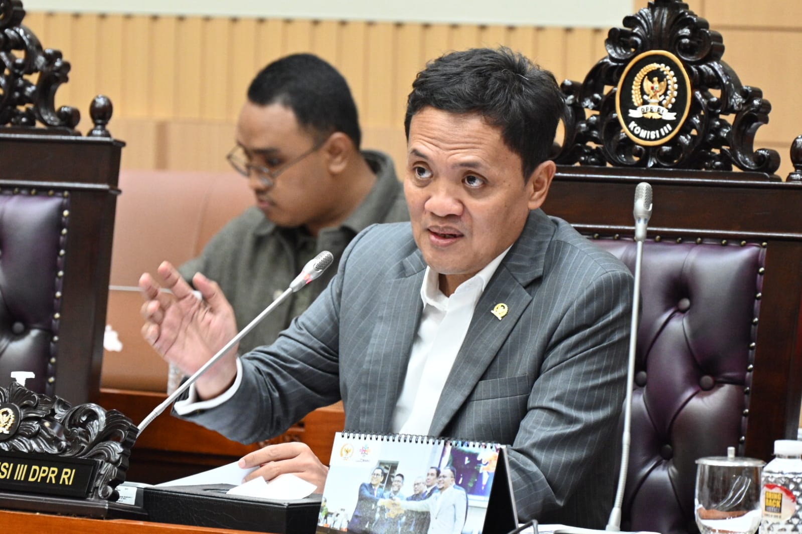 Ketua Komisi III DPR RI, Habiburokhman, dalam Rapat Dengar Pendapat Umum (RDPU) dengan penghuni rumah susun tersebut di Gedung DPR RI, Kamis (27/2/2025). Foto : Devi/Andri.