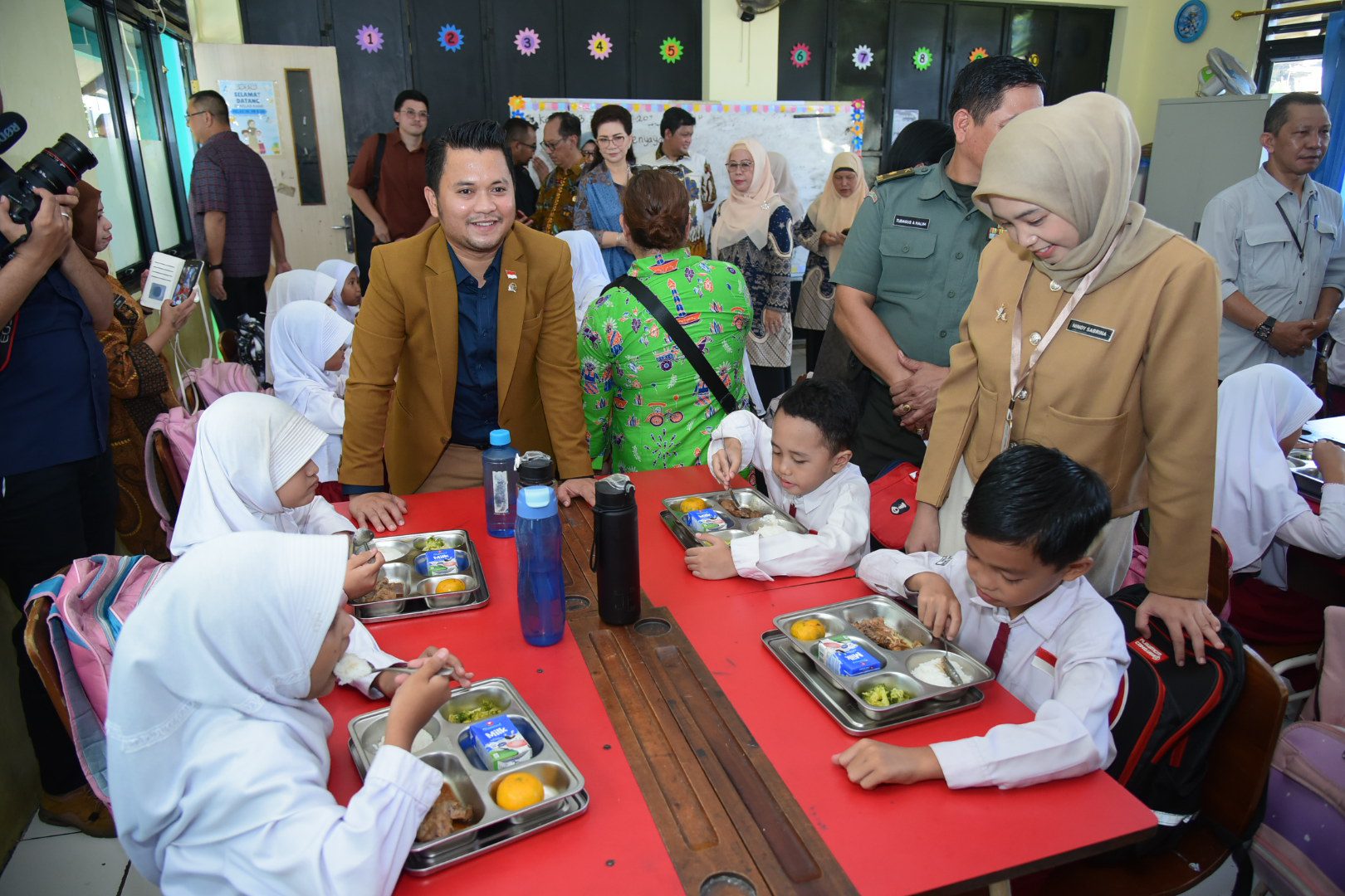 Anggota Badan Aspirasi Masyarakat (BAM) DPR RI, Slamet Ariyadi, saat melihat pelaksanaan program Makan Bergizi Gratis (MBG) di SDN Lengkong Gudang Timur, Tangsel. Foto: Oji/vel.
